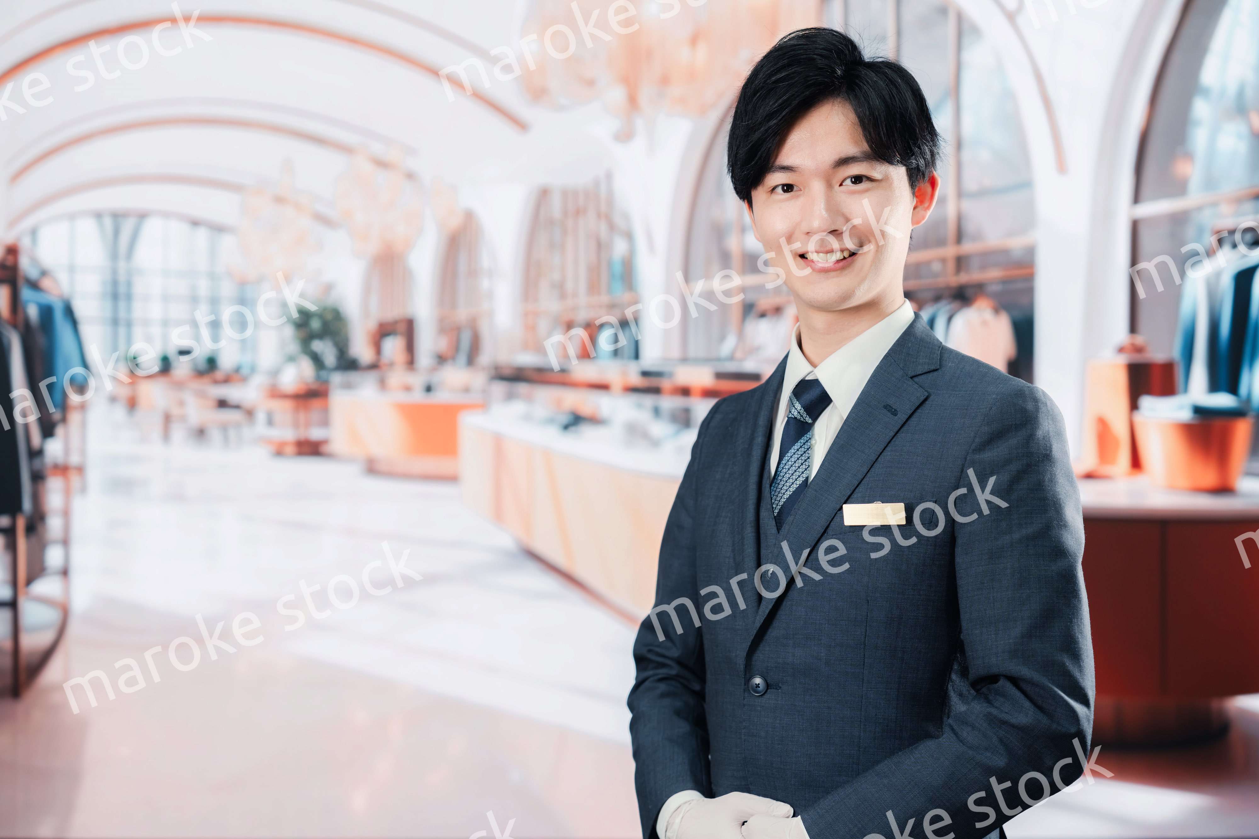 高級ブランド店で接客をする男性スタッフ