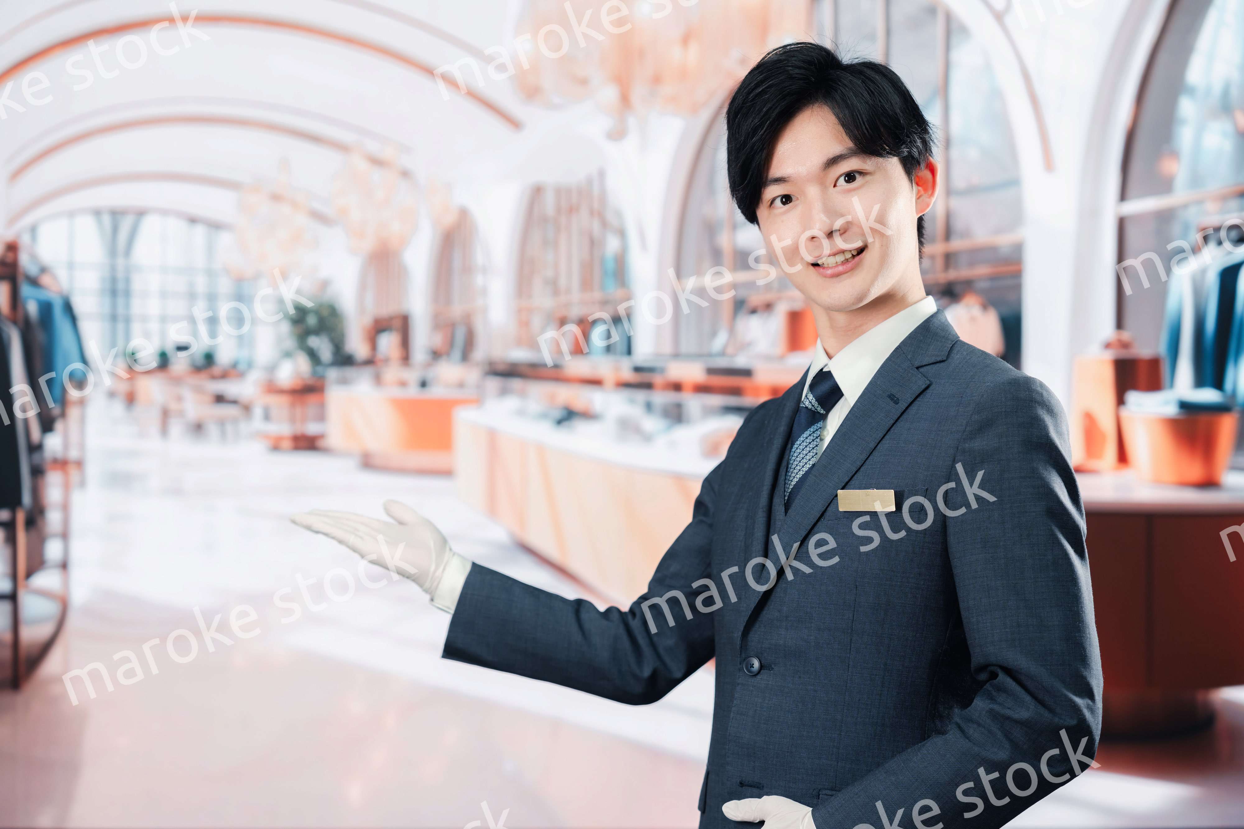 高級ブランド店で接客をする男性スタッフ