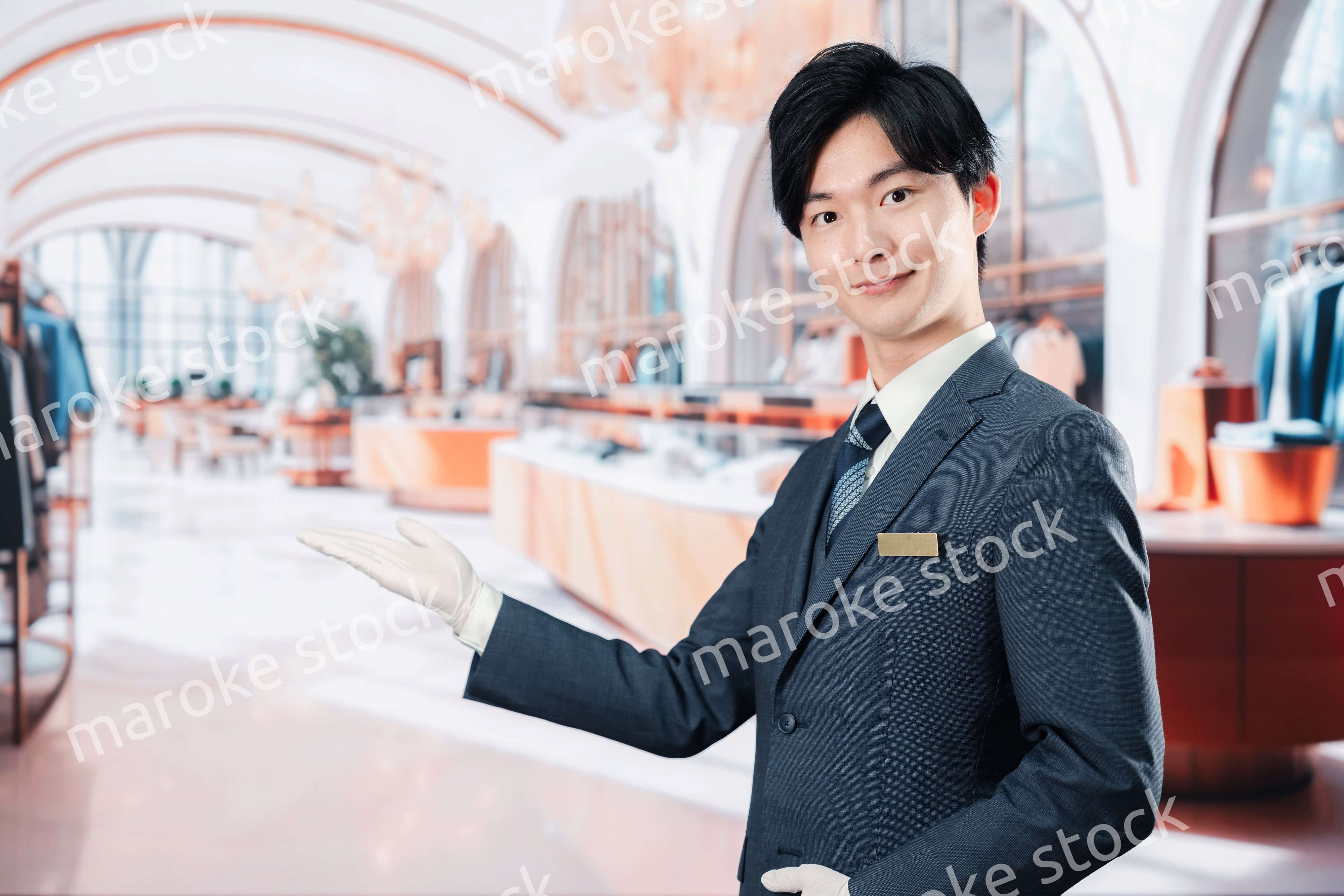 高級ブランド店で接客をする男性スタッフ
