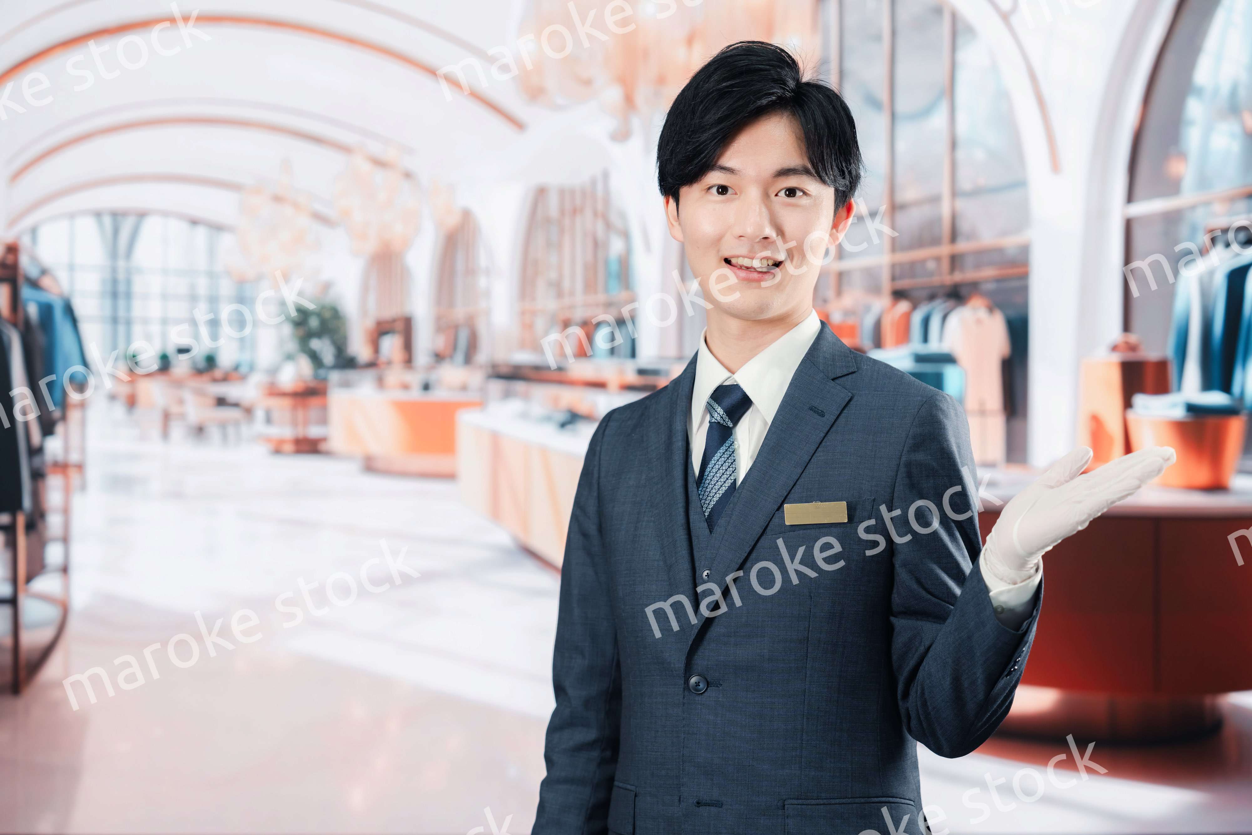 高級ブランド店で接客をする男性スタッフ