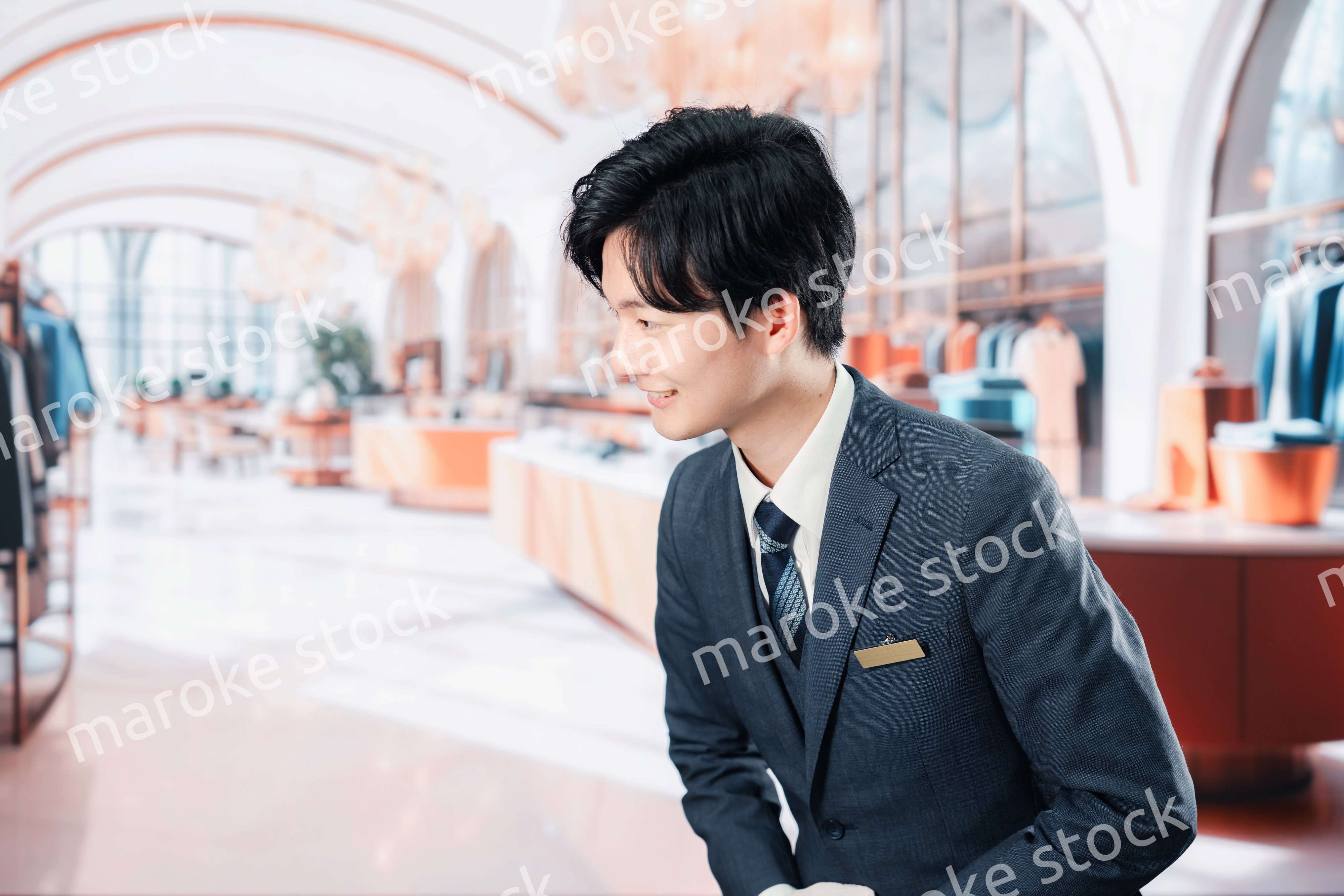 高級ブランド店で接客をする男性スタッフ
