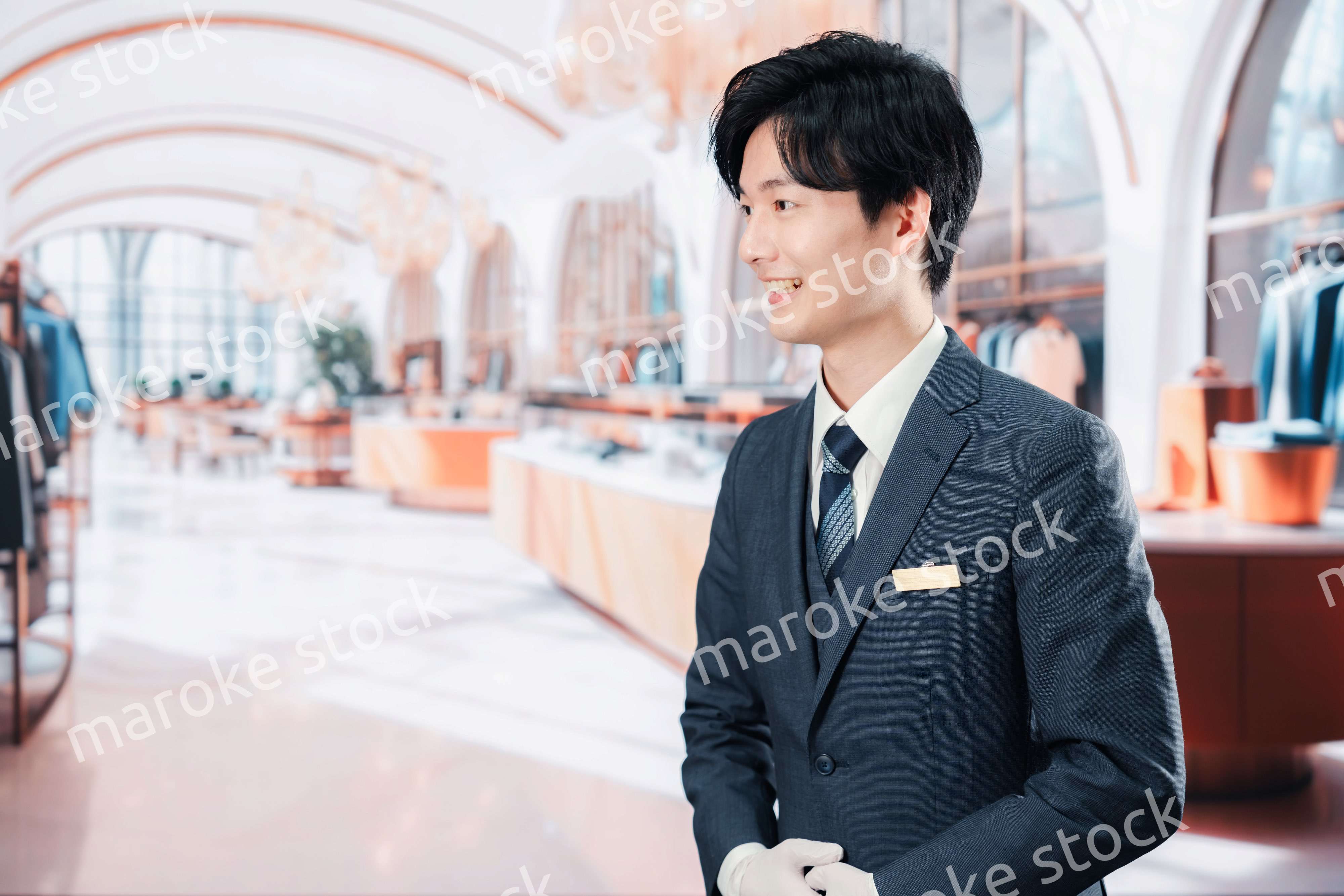 高級ブランド店で接客をする男性スタッフ