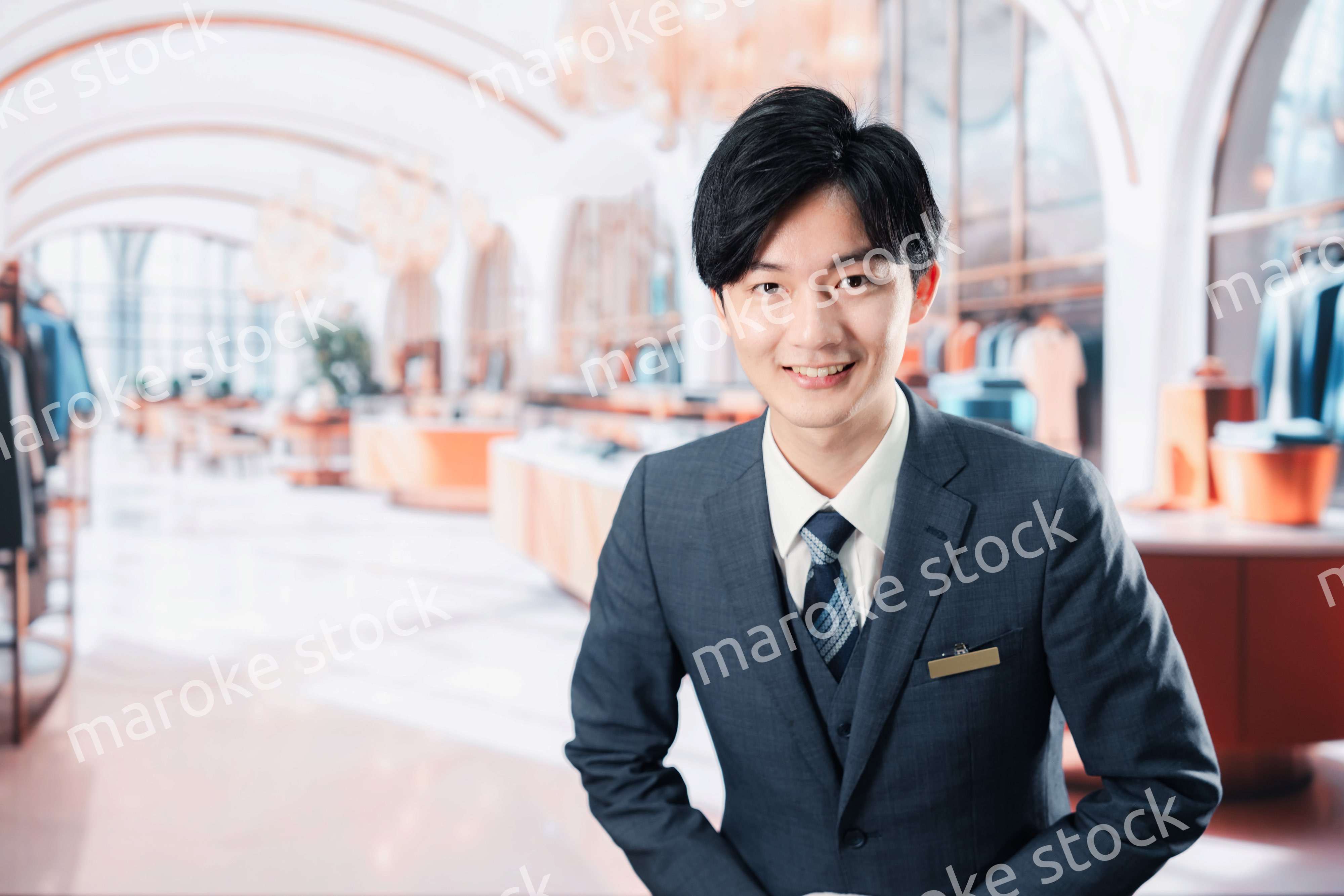 高級ブランド店で接客をする男性スタッフ