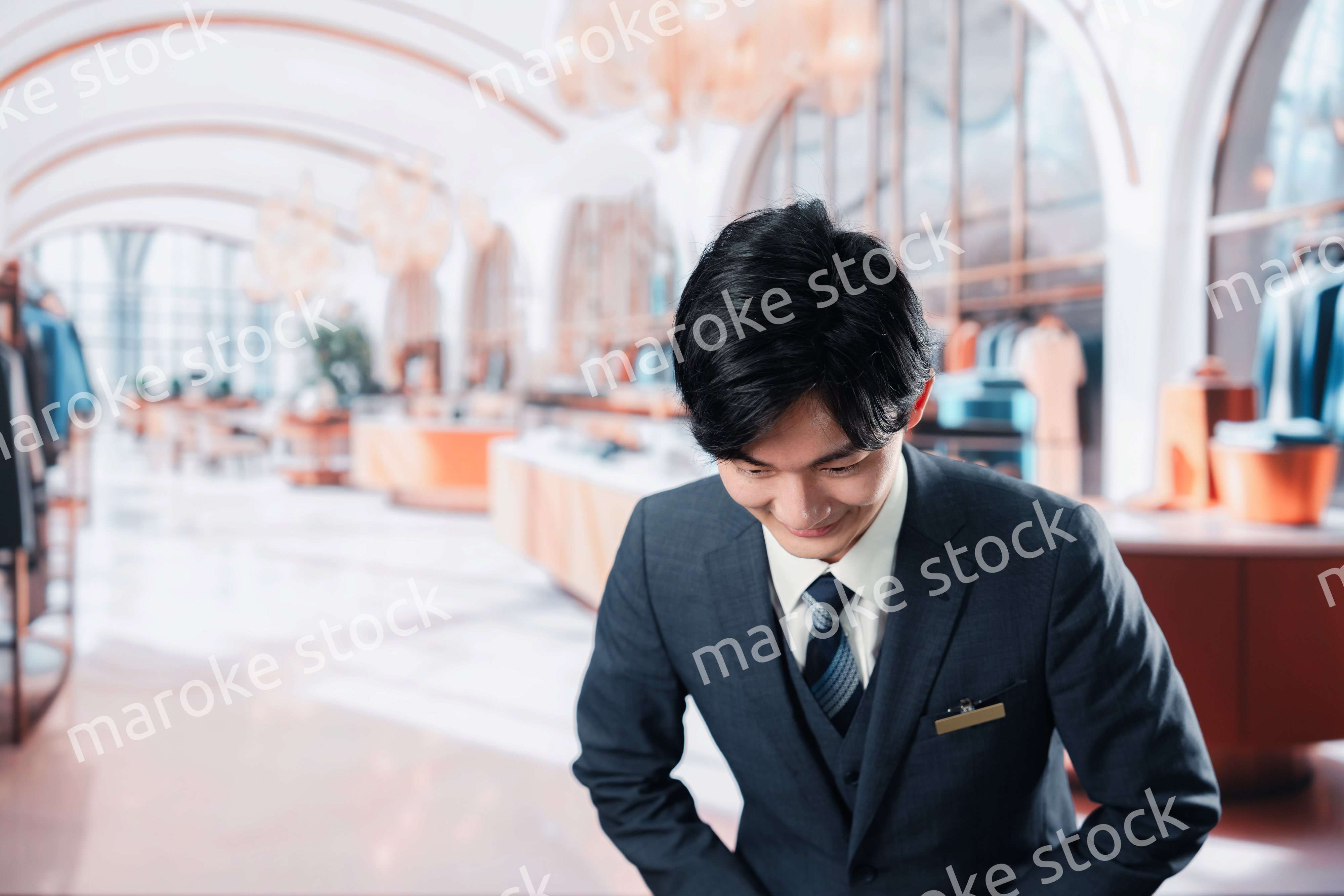 高級ブランド店で接客をする男性スタッフ