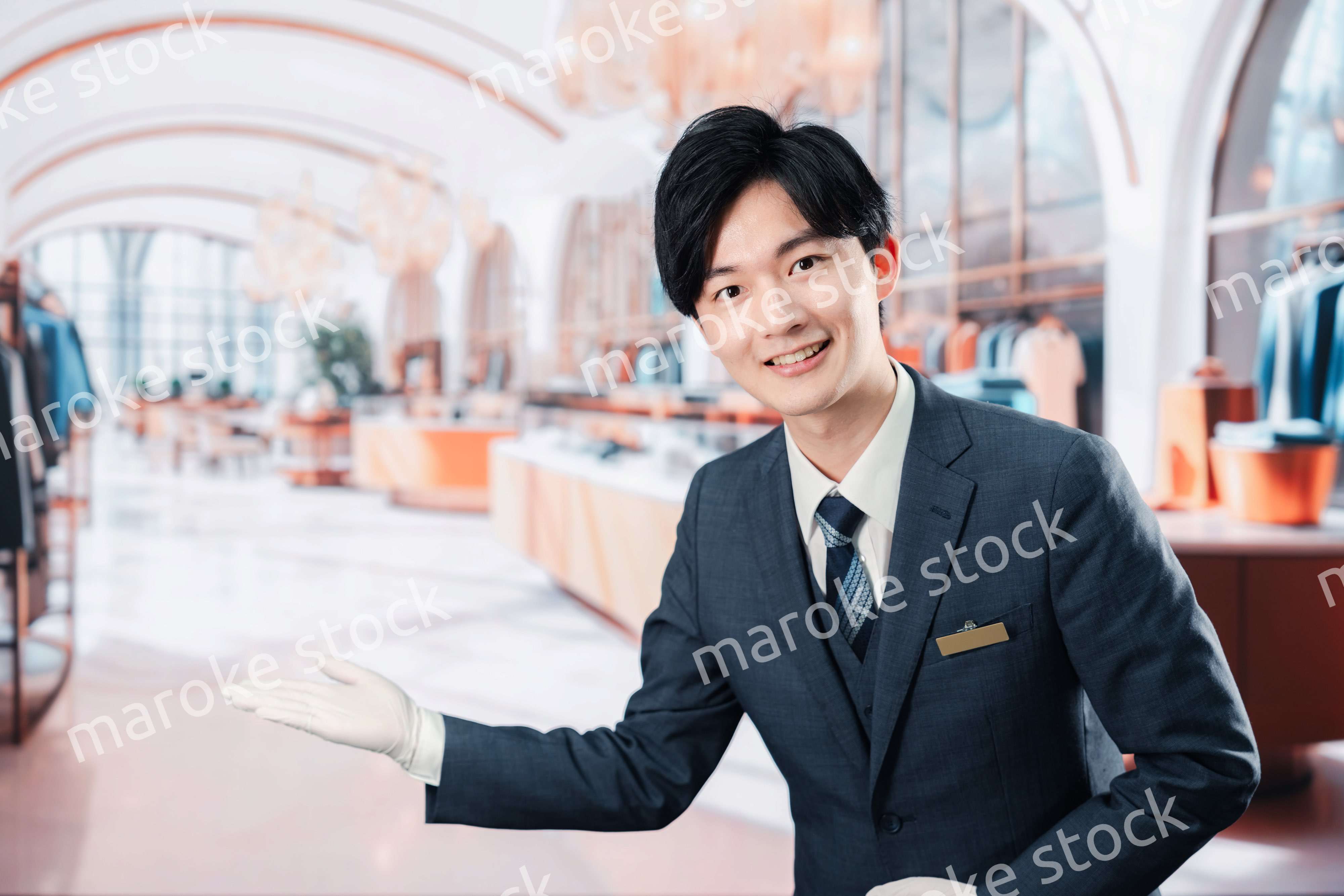 高級ブランド店で接客をする男性スタッフ
