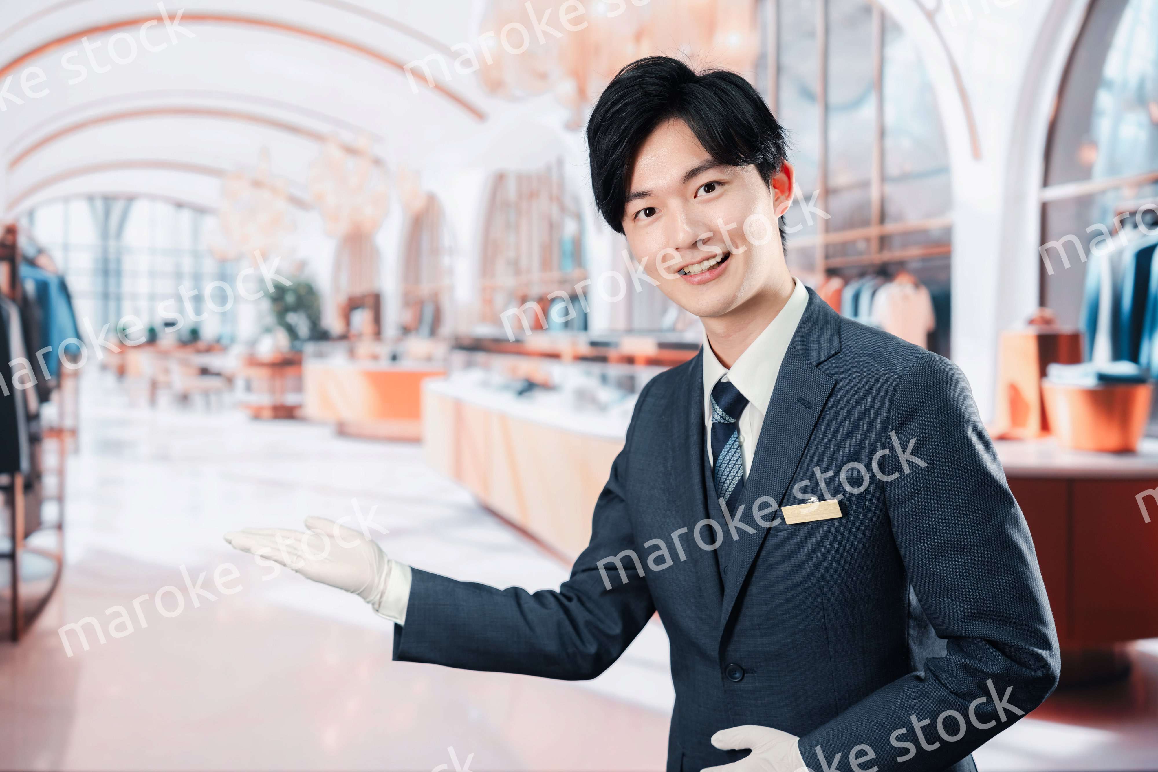高級ブランド店で接客をする男性スタッフ