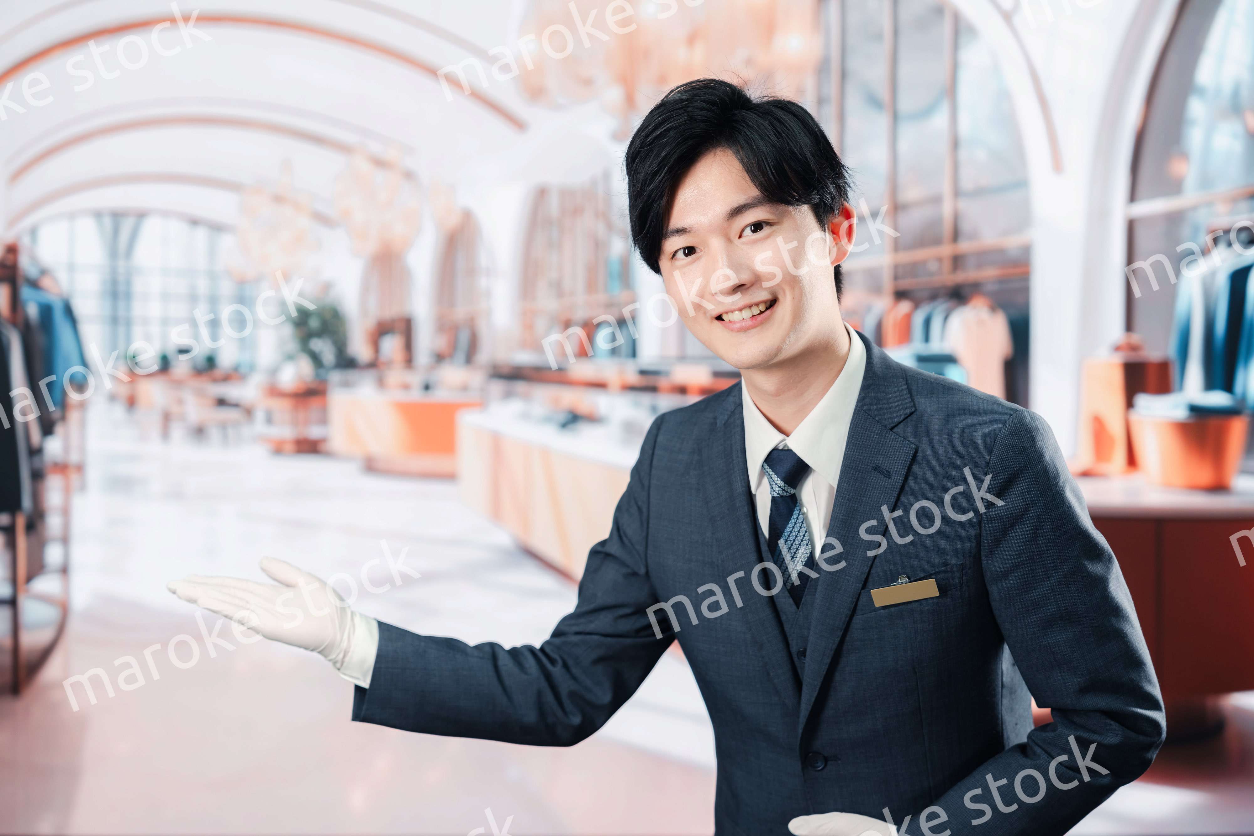 高級ブランド店で接客をする男性スタッフ