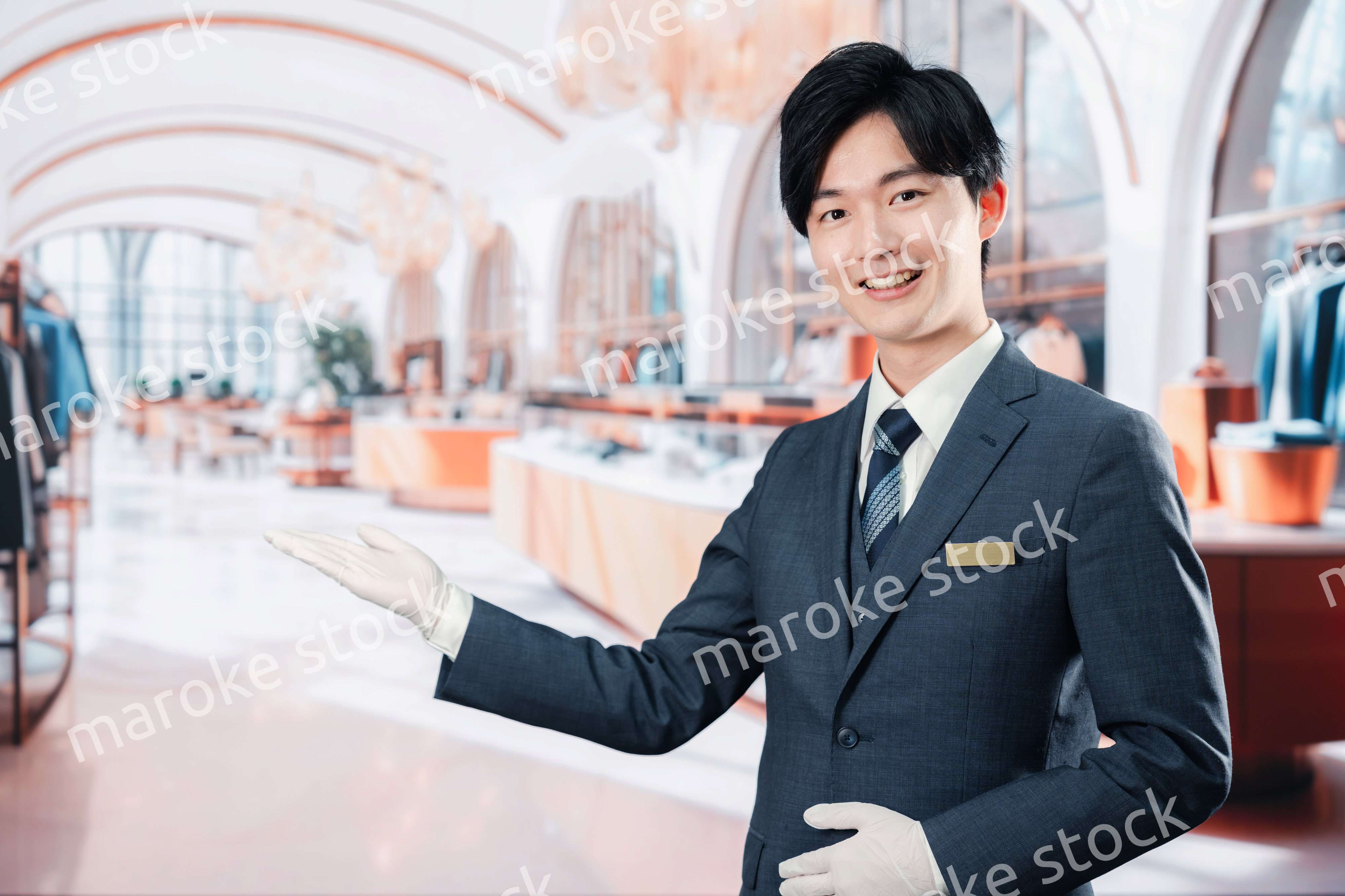 高級ブランド店で接客をする男性スタッフ