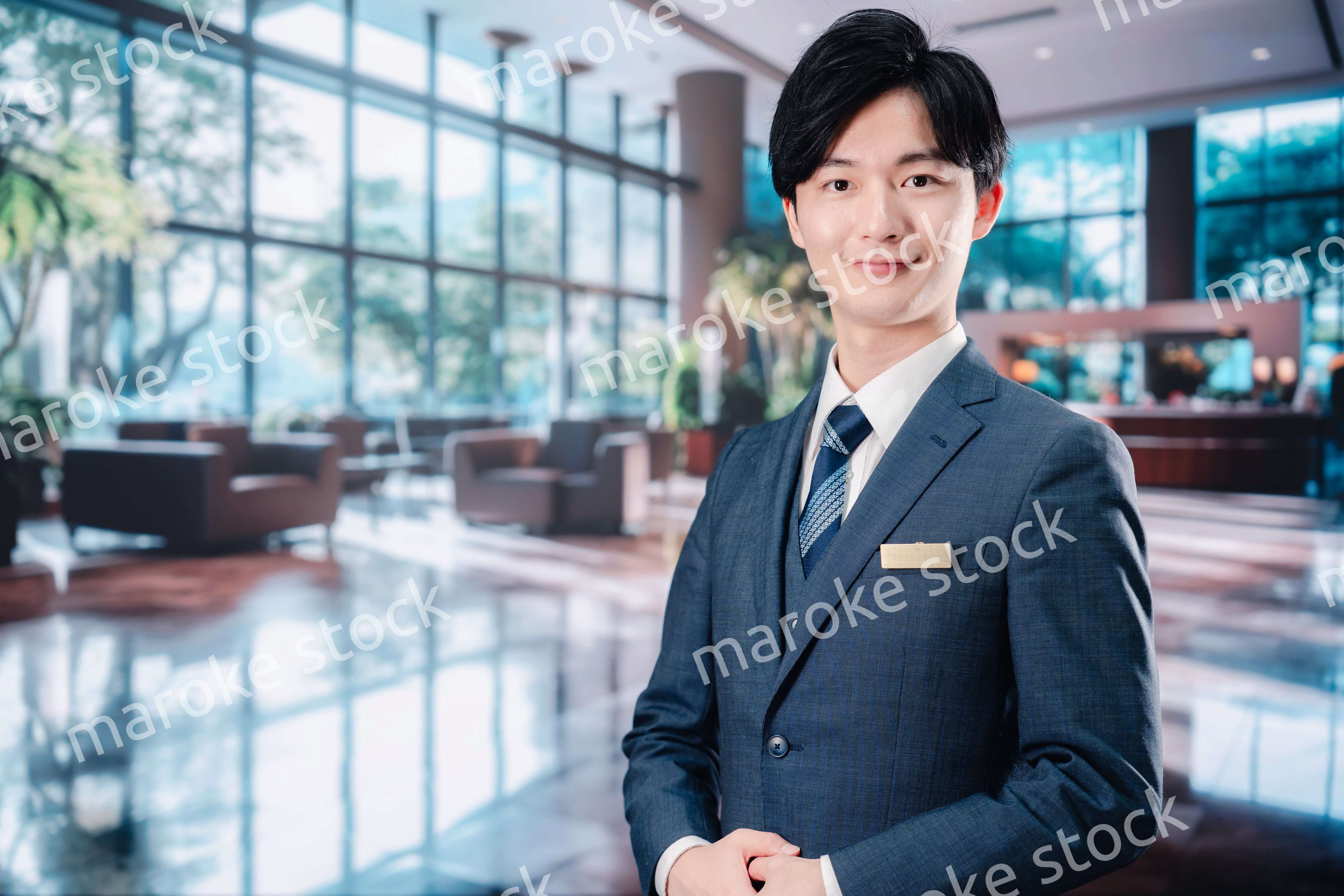 お客様をご案内するホテルマン