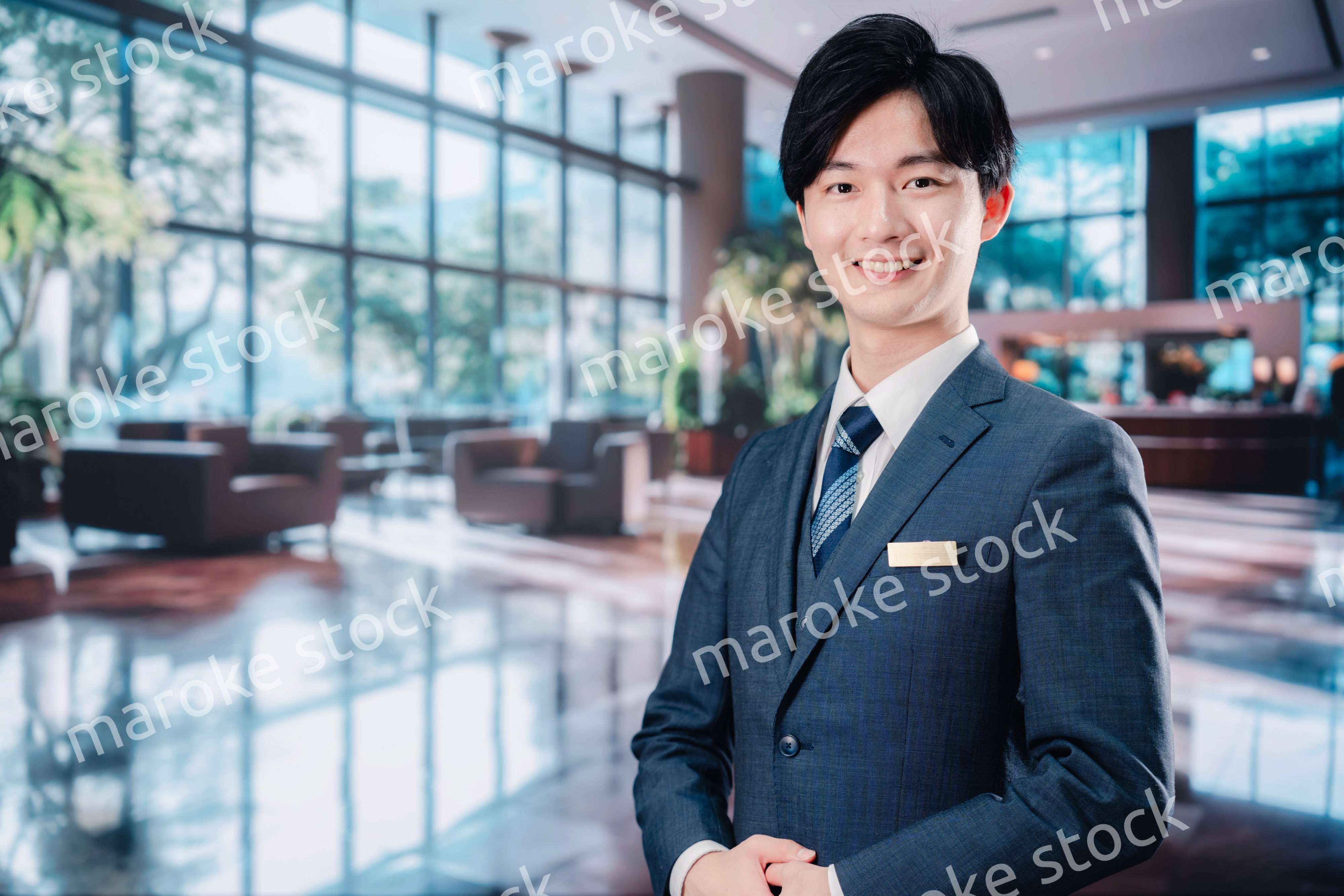 お客様をご案内するホテルマン