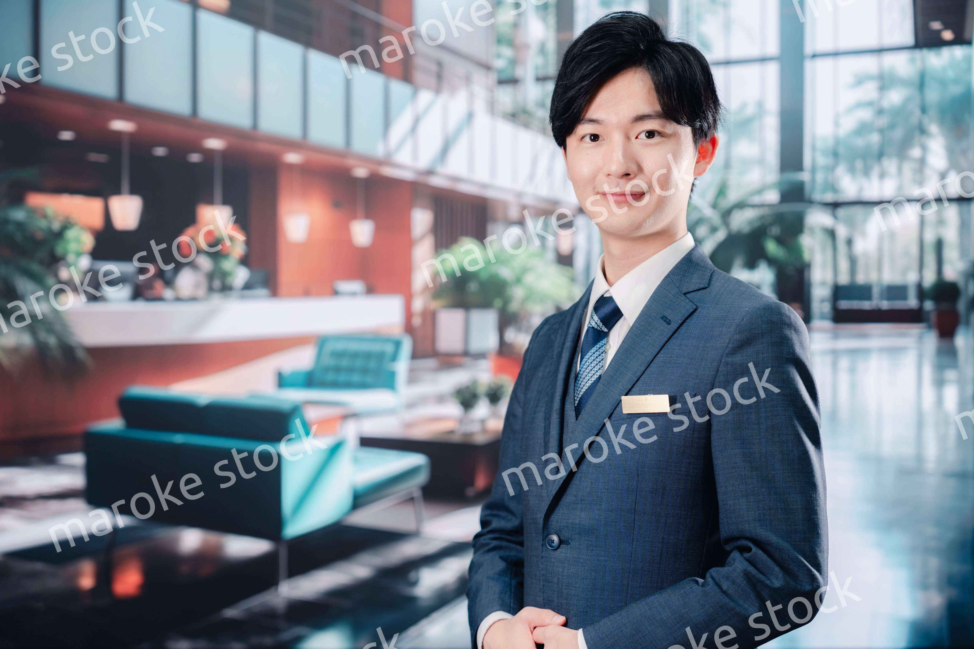 お客様をご案内するホテルマン