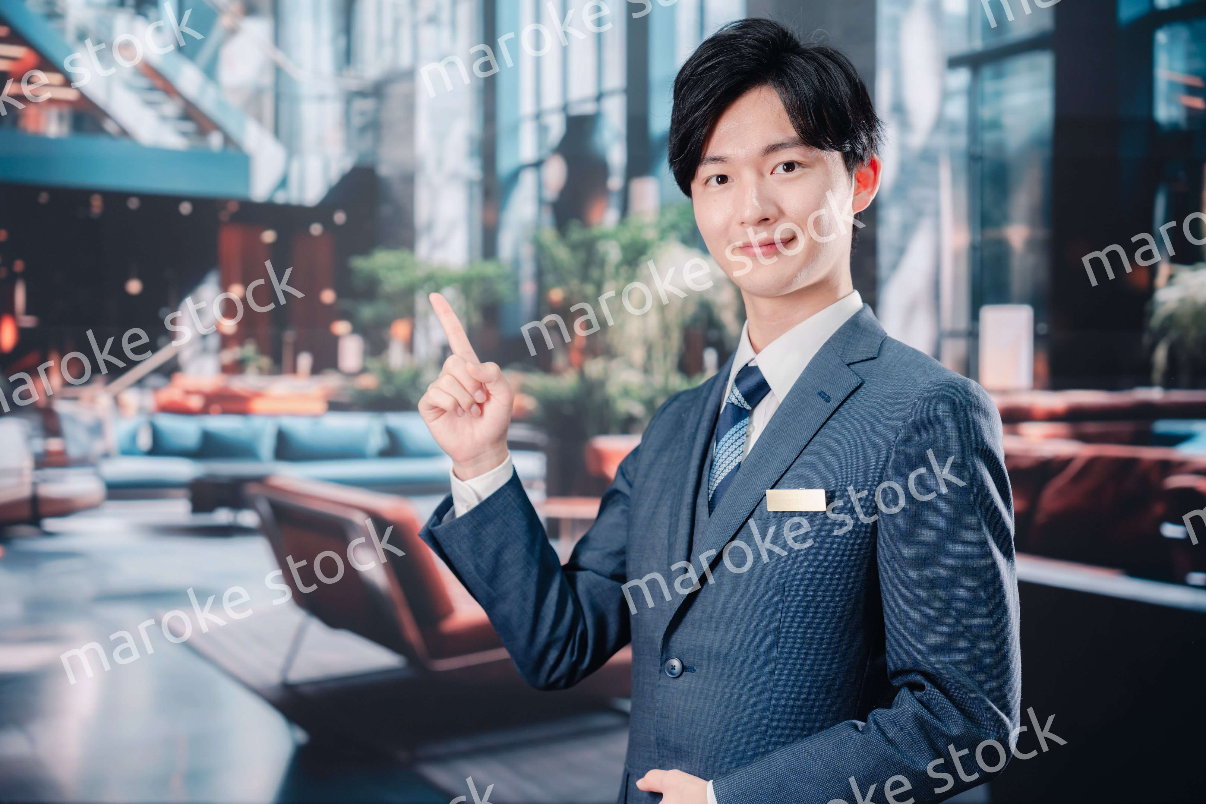 お客様をご案内するホテルマン