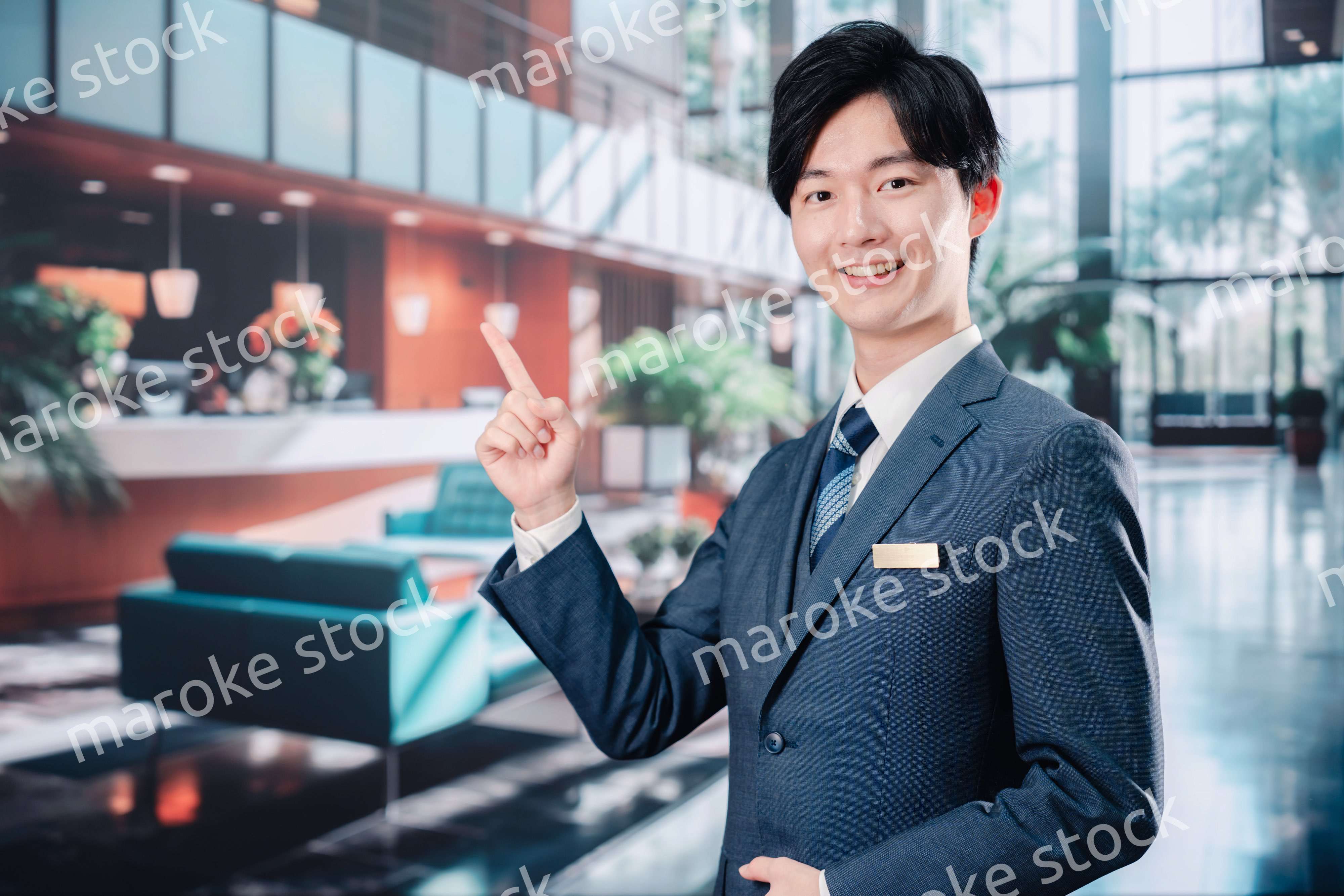 お客様をご案内するホテルマン