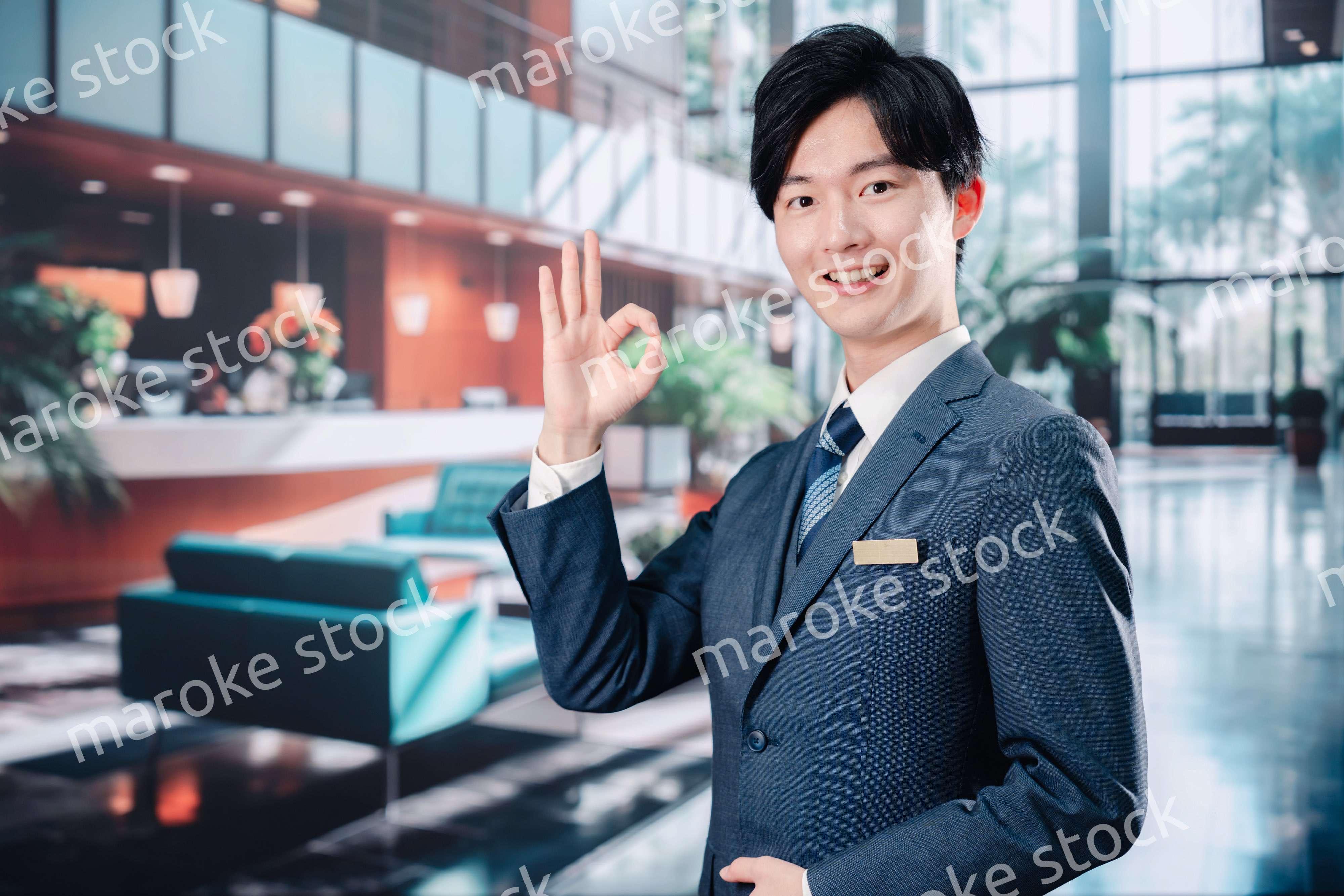 お客様をご案内するホテルマン
