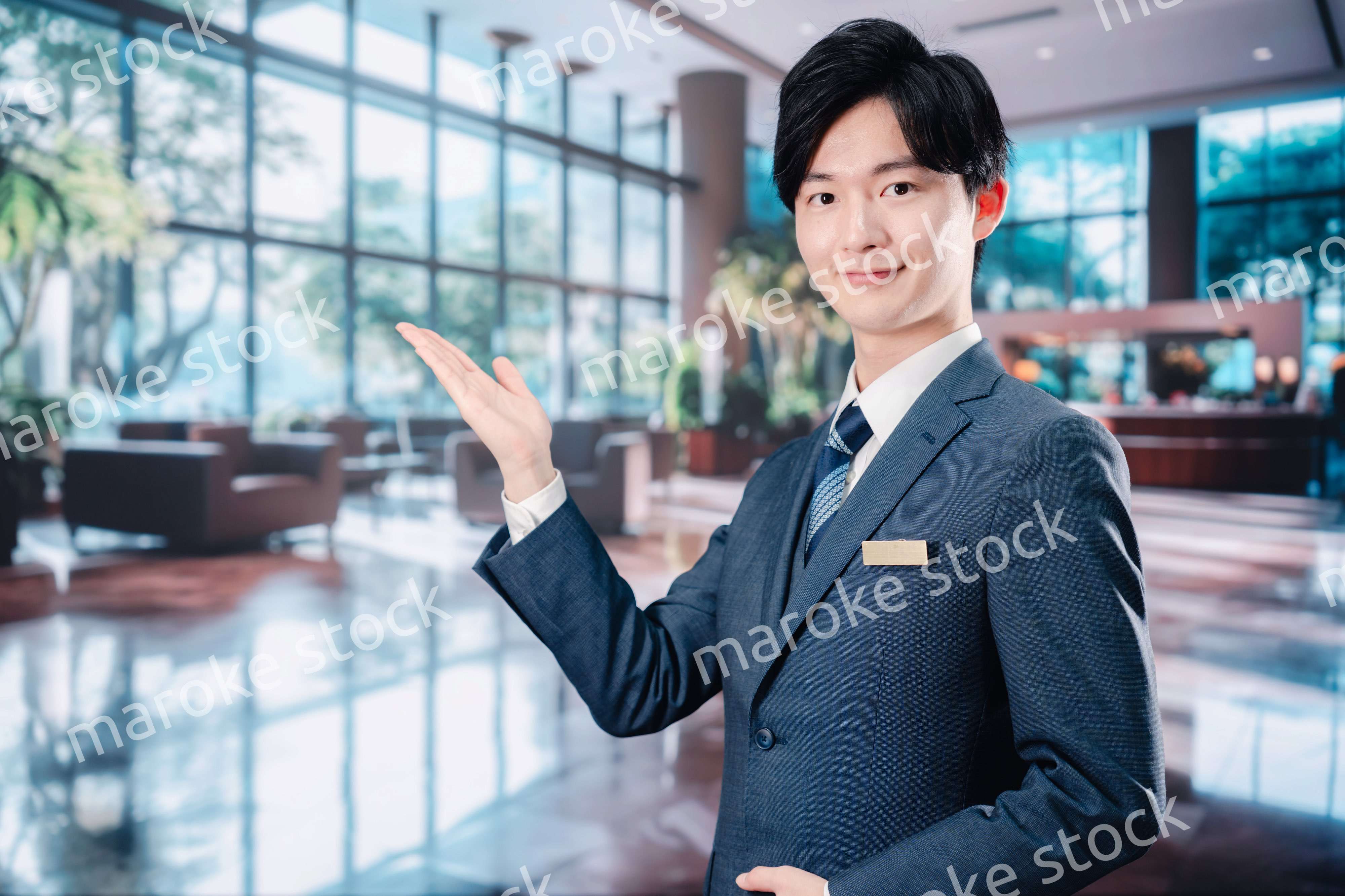 お客様をご案内するホテルマン