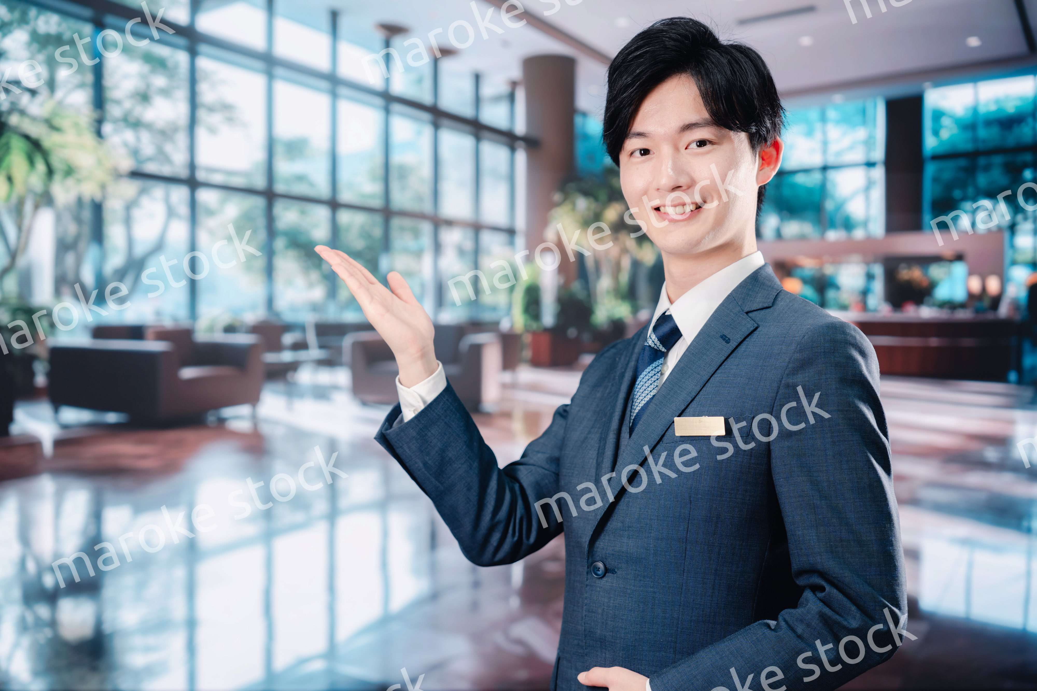 お客様をご案内するホテルマン