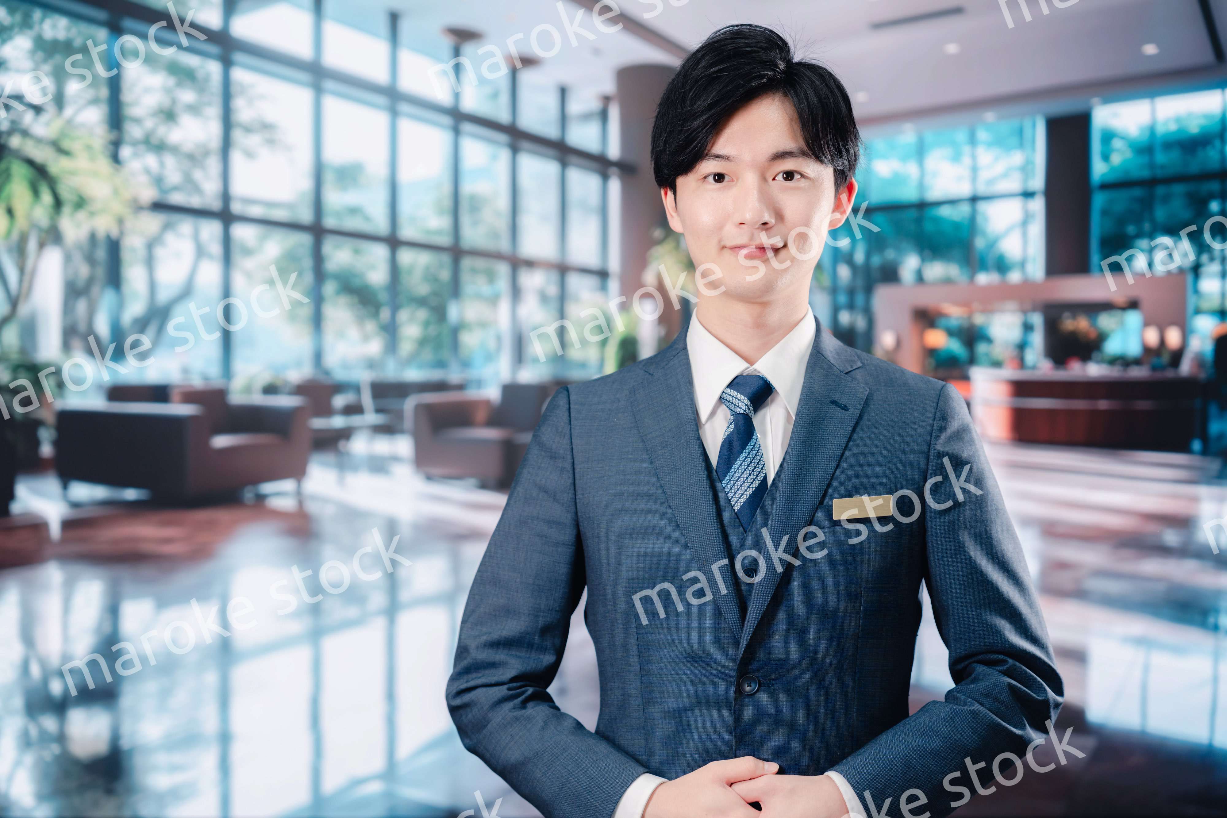 お客様をご案内するホテルマン