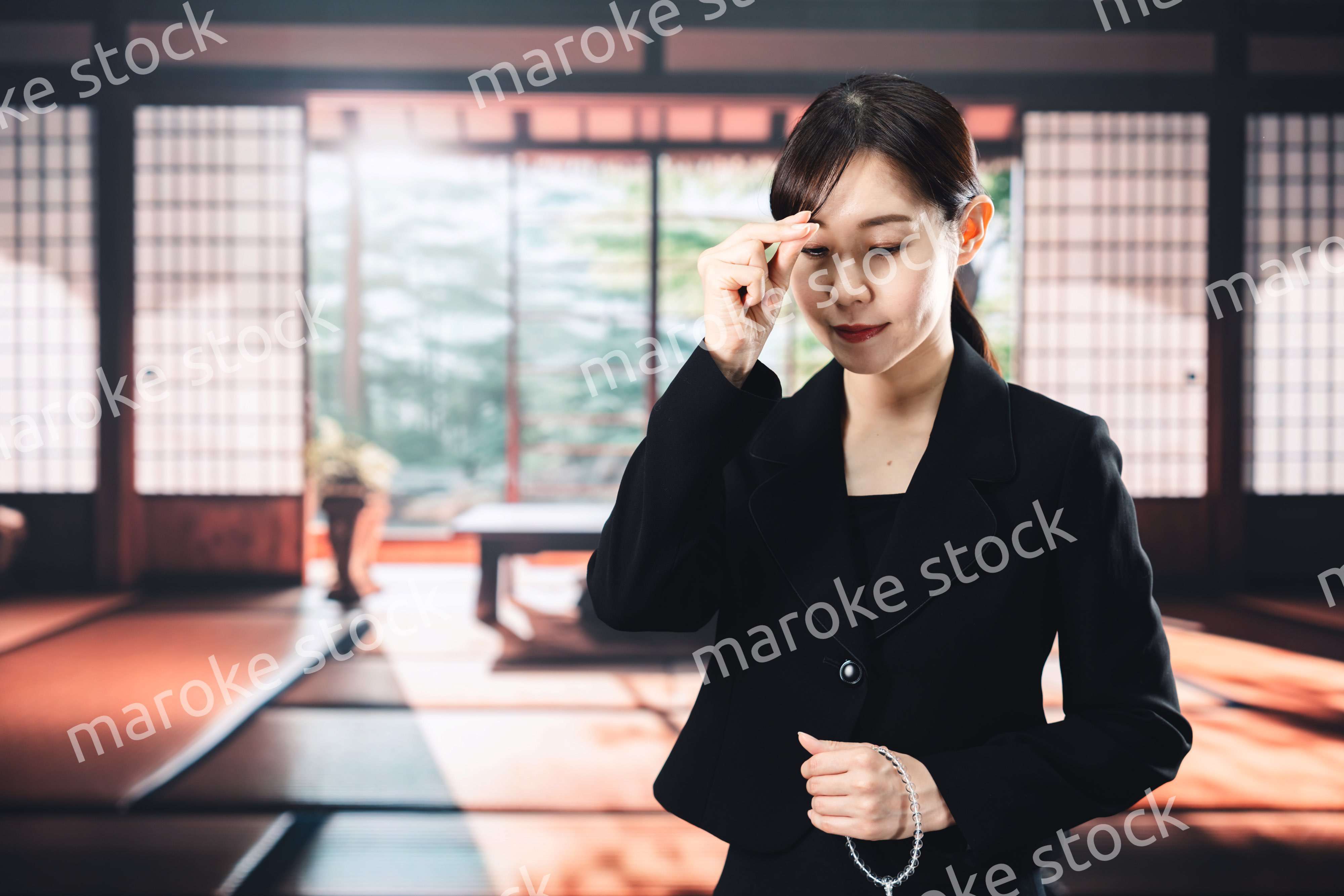 お葬式でお焼香をする女性