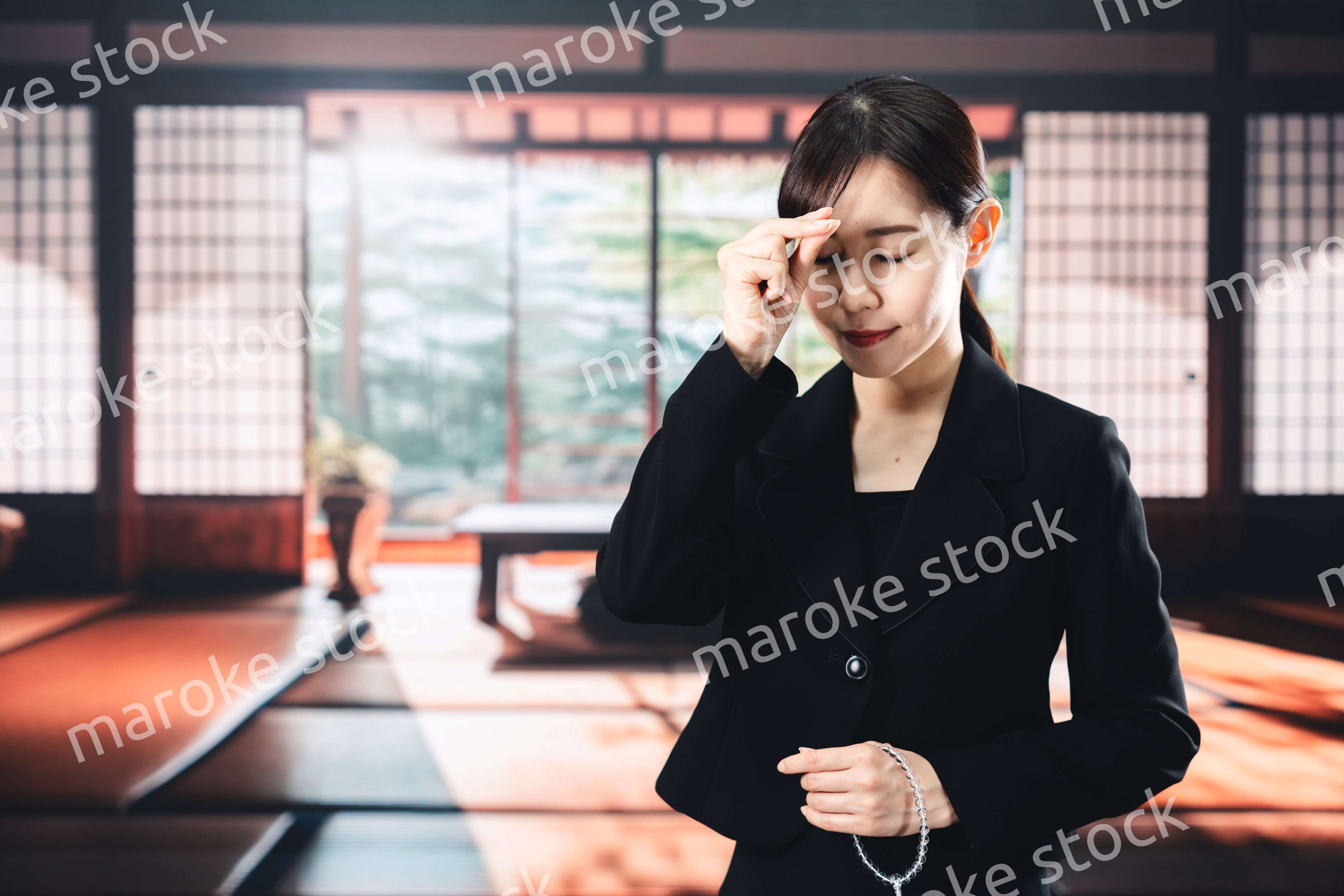 お葬式でお焼香をする女性