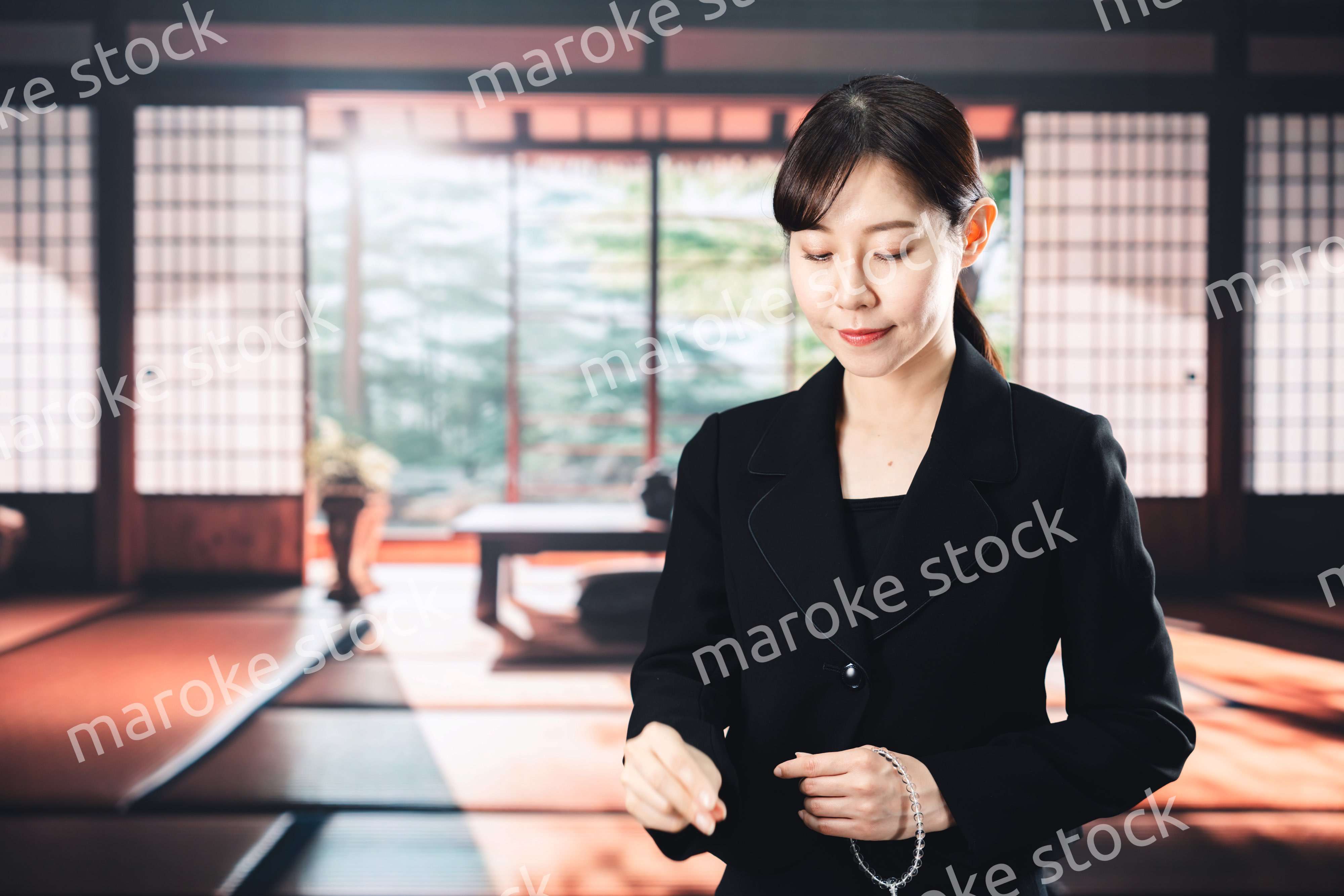 お葬式でお焼香をする女性