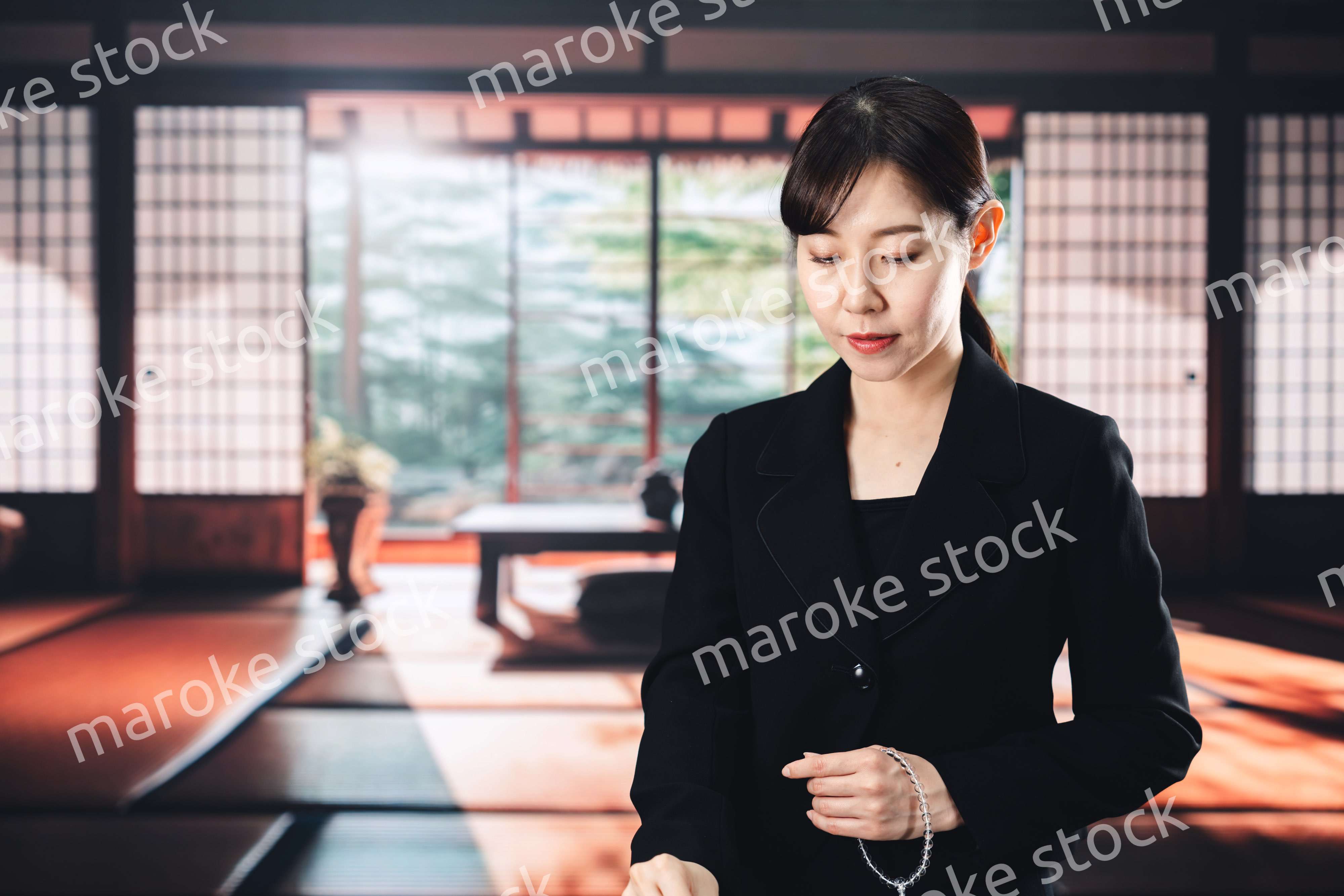 お葬式でお焼香をする女性