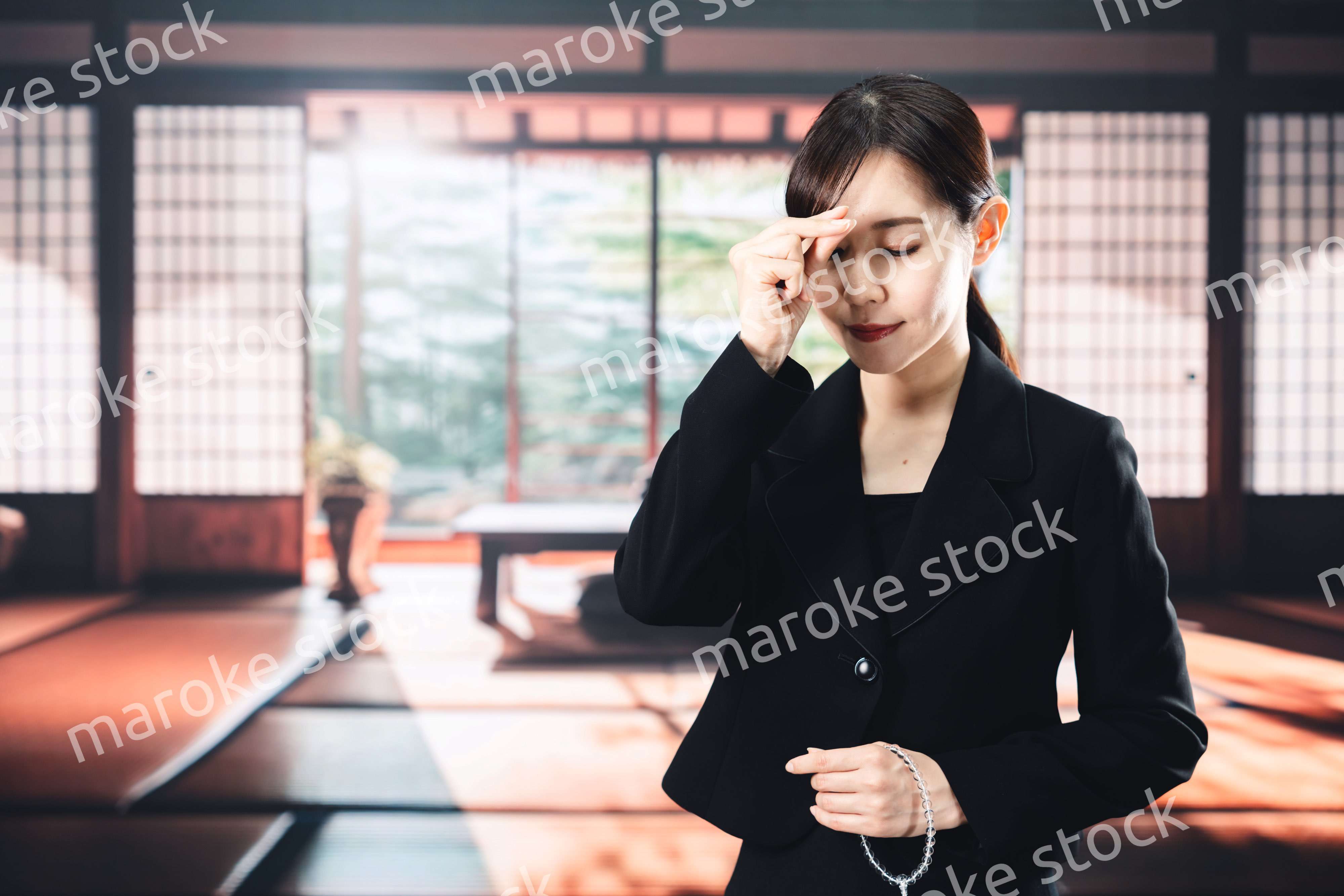 お葬式でお焼香をする女性