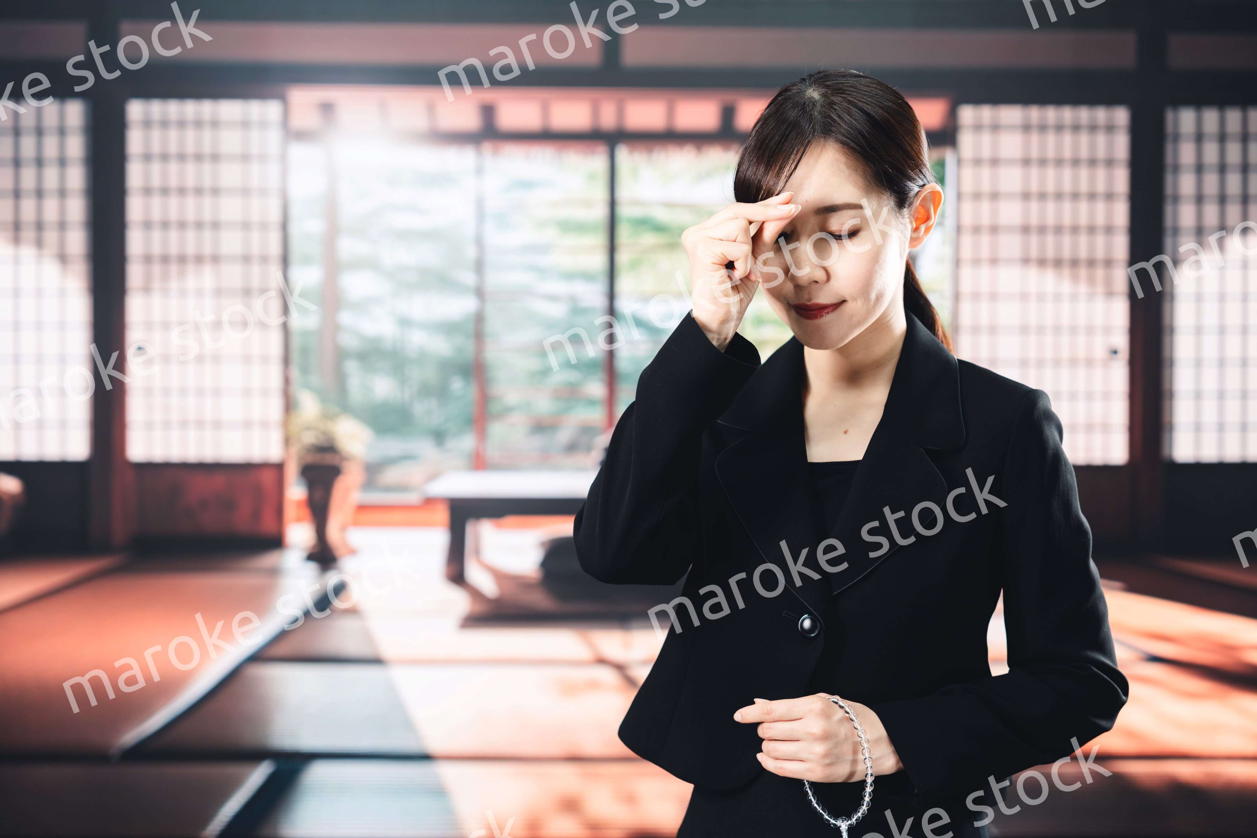 お葬式でお焼香をする女性