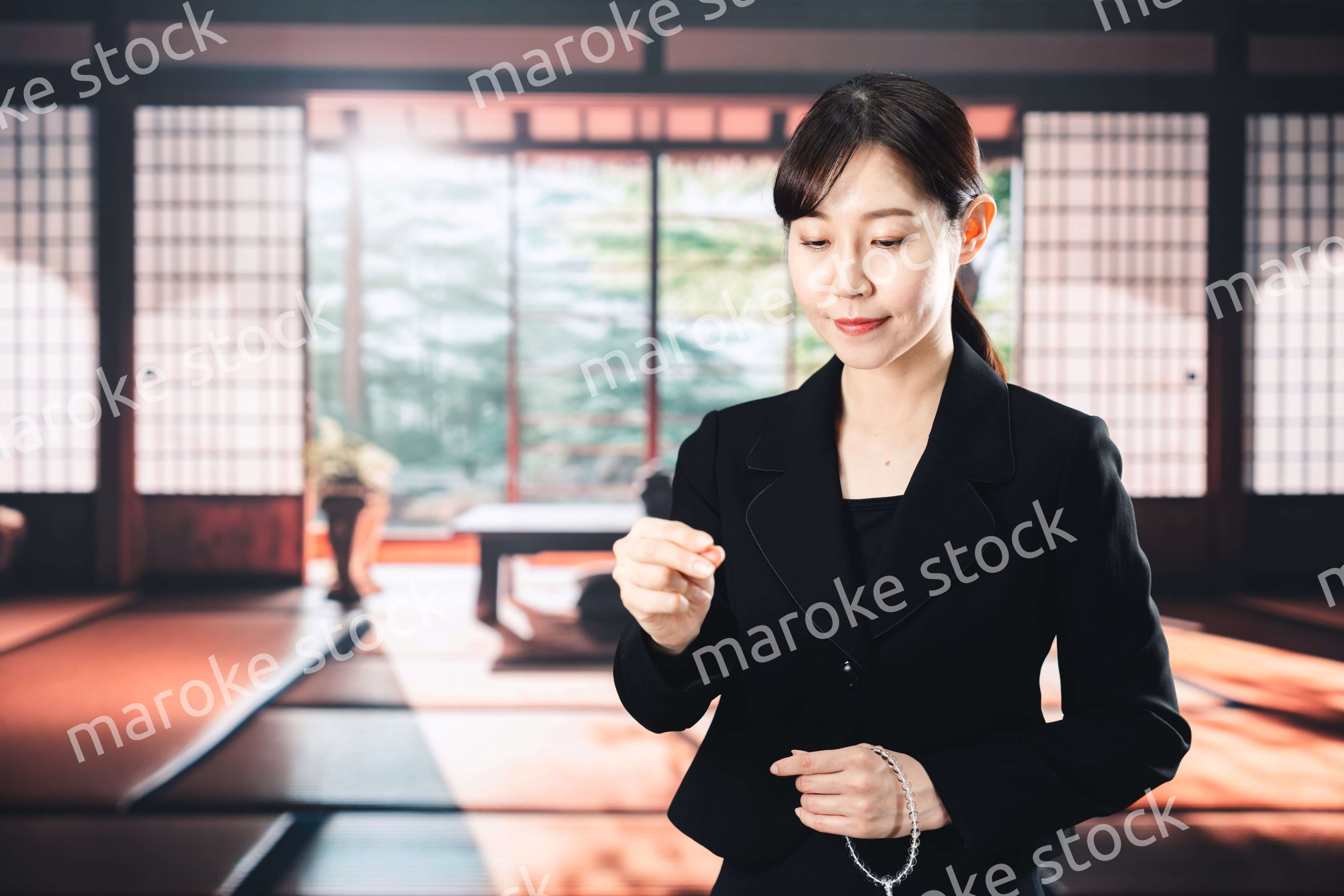 お葬式でお焼香をする女性