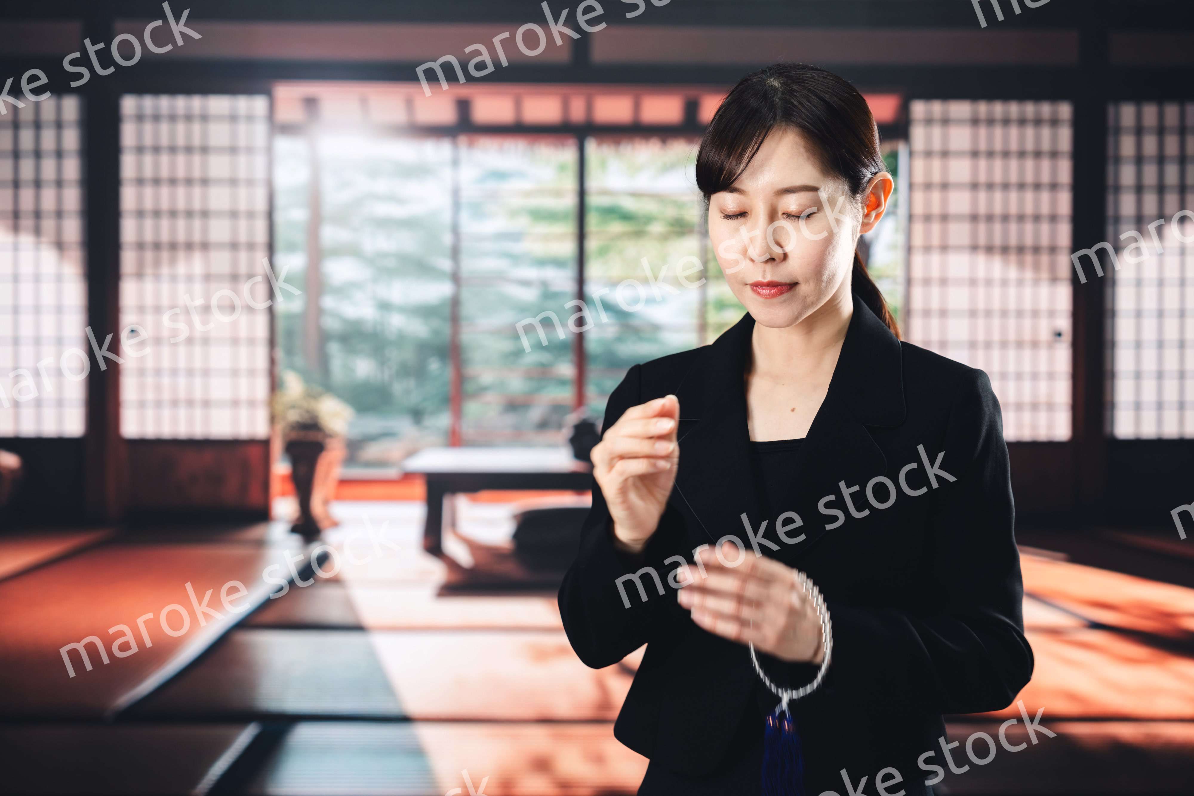 お葬式でお焼香をする女性