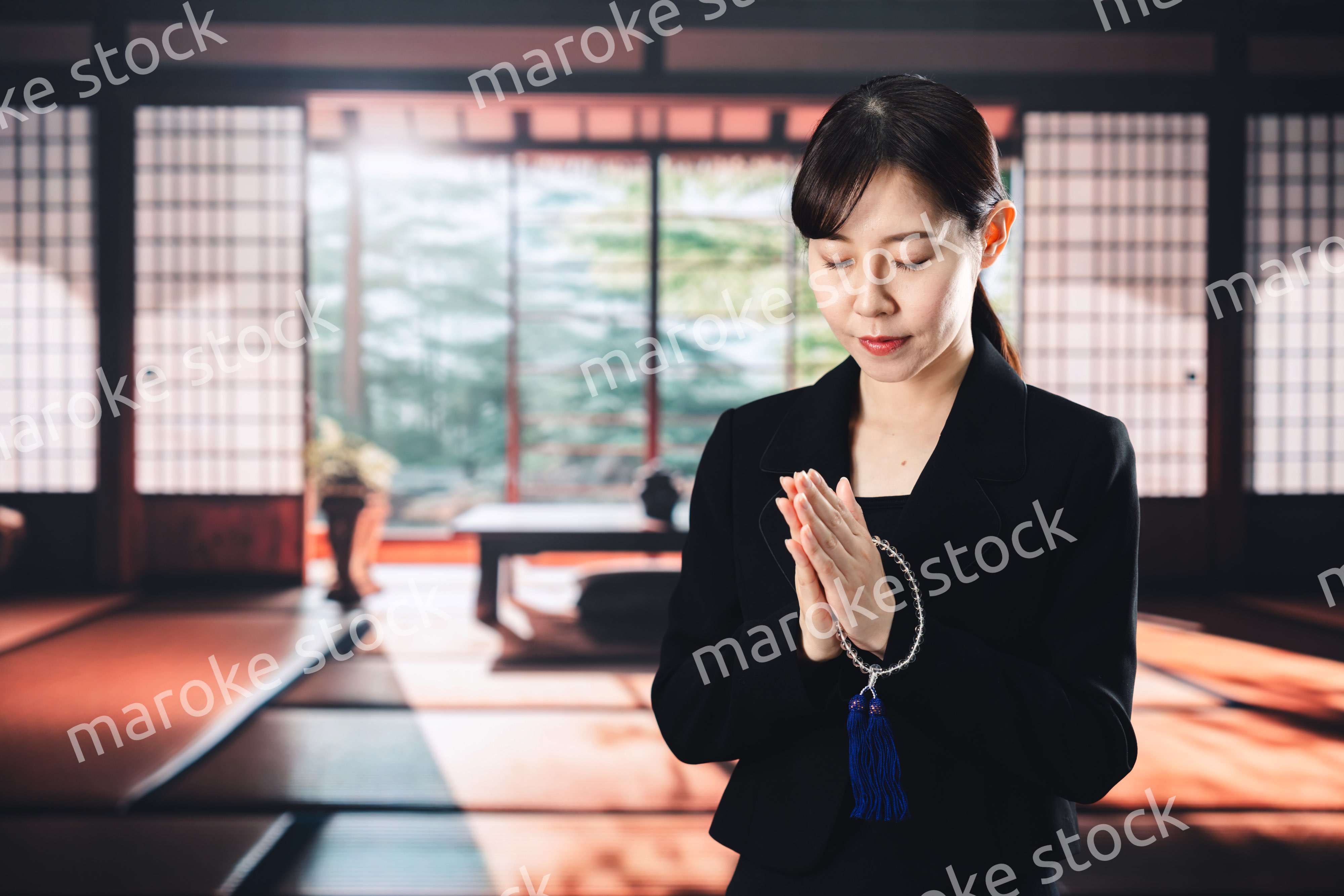 お葬式でお焼香をする女性