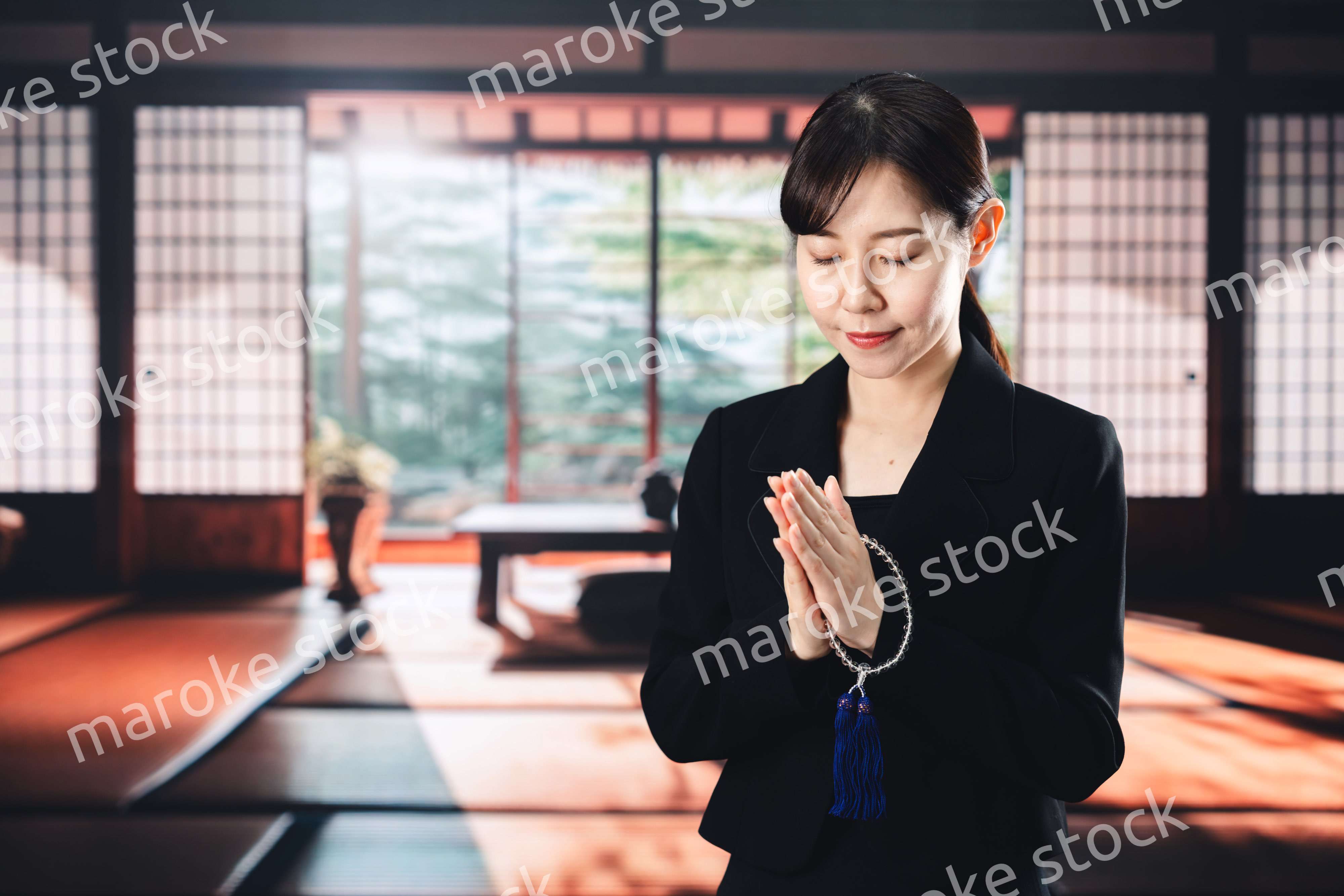 お葬式でお焼香をする女性