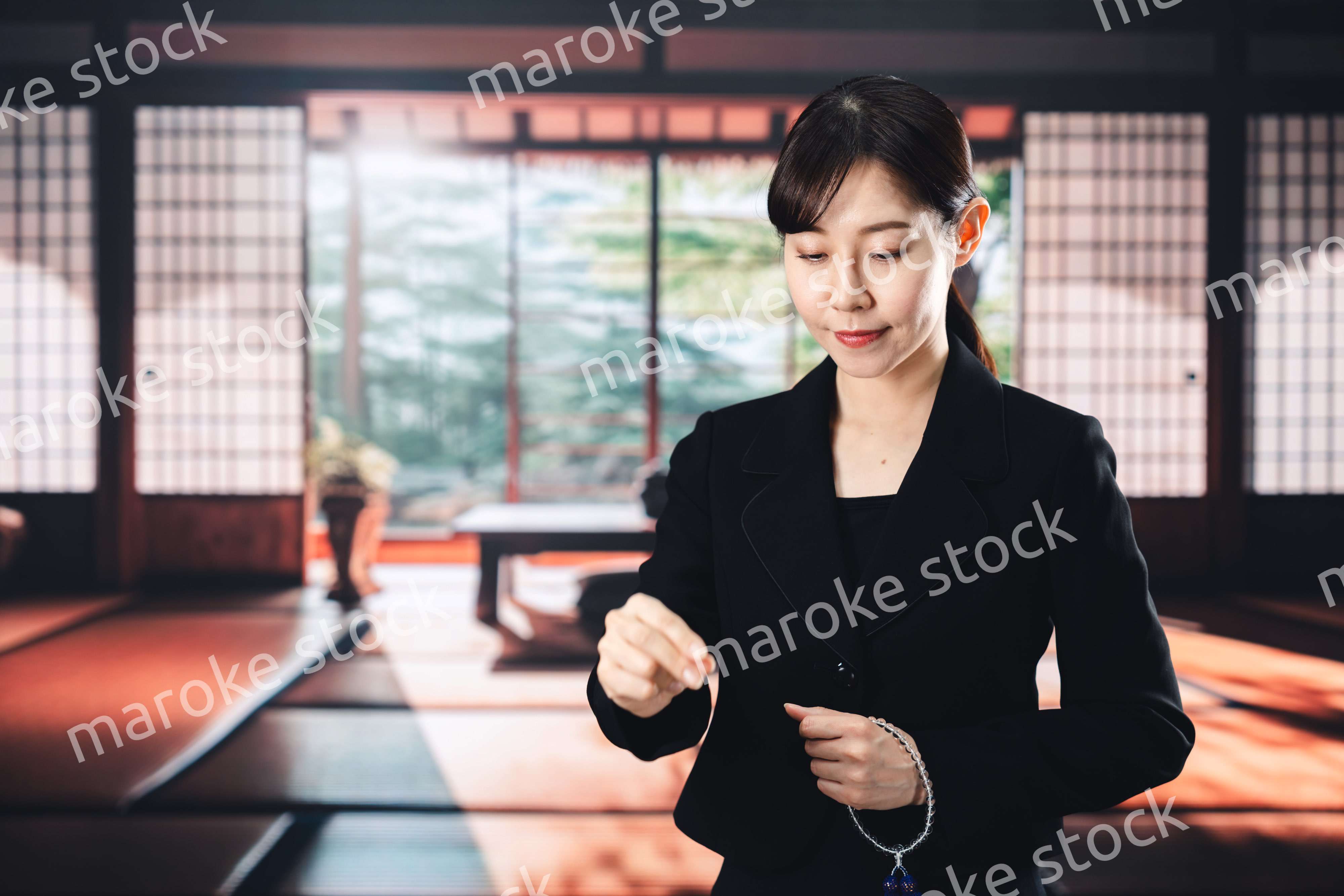 お葬式でお焼香をする女性