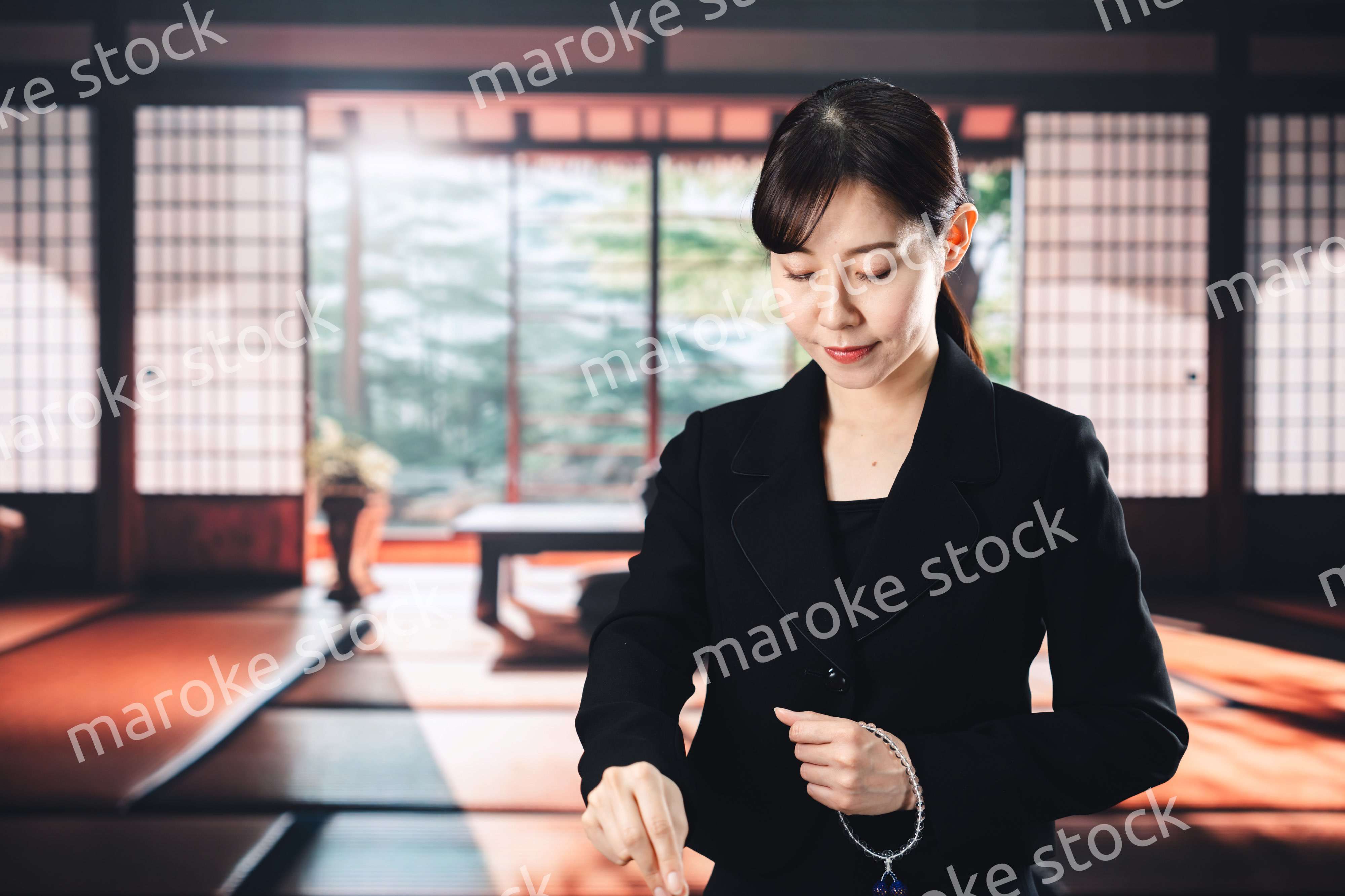 お葬式でお焼香をする女性