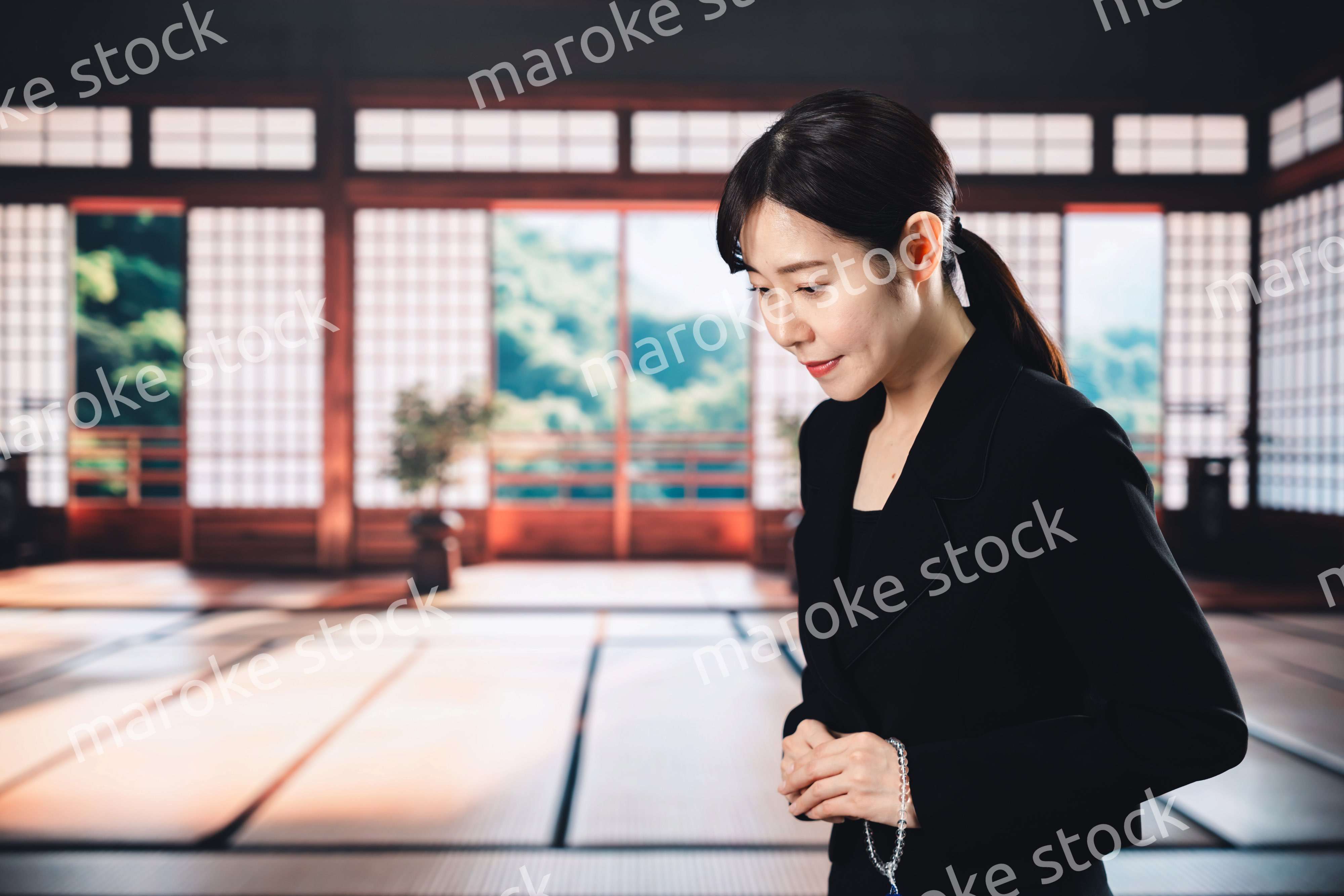 お葬式でお焼香をする女性