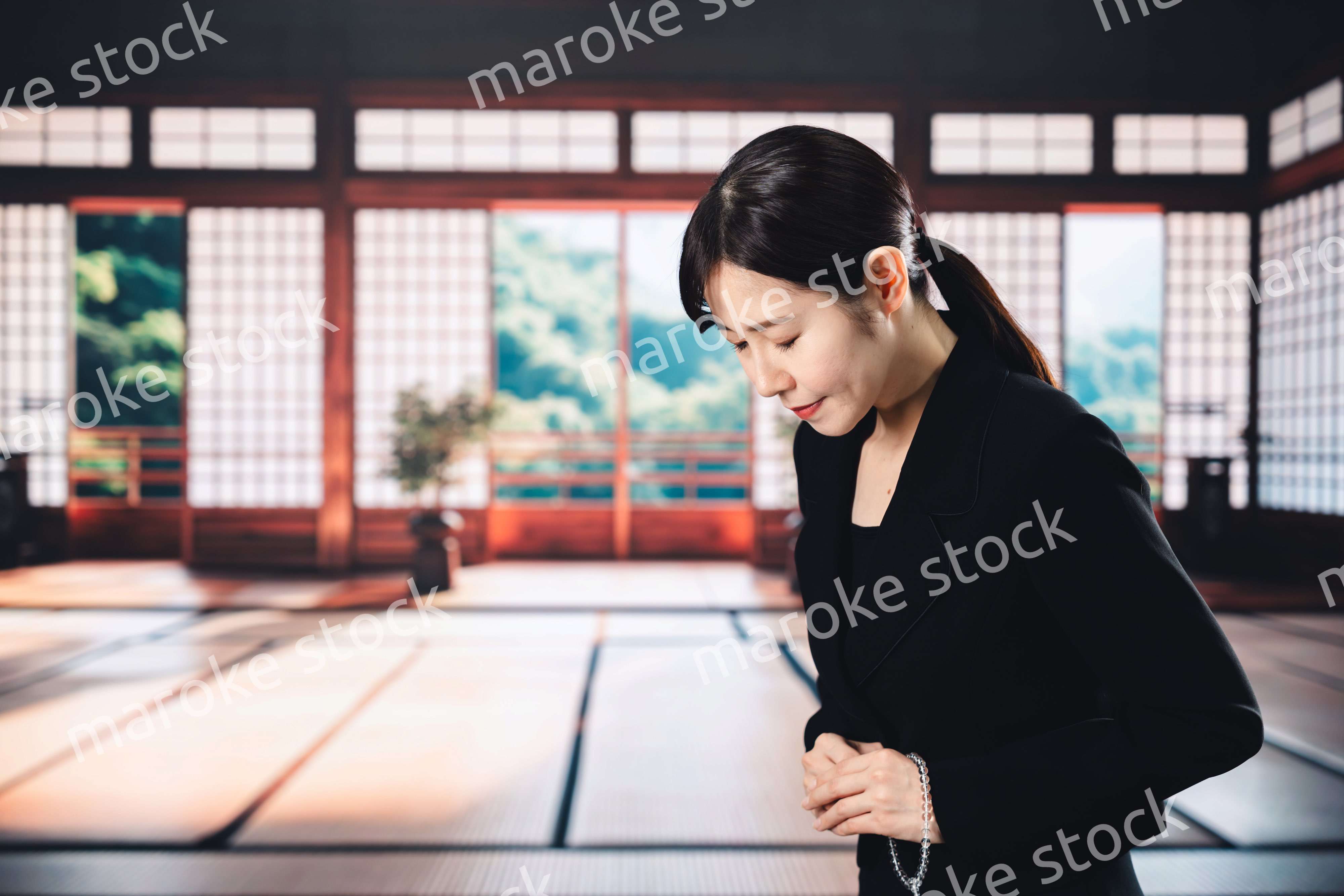 お葬式でお焼香をする女性