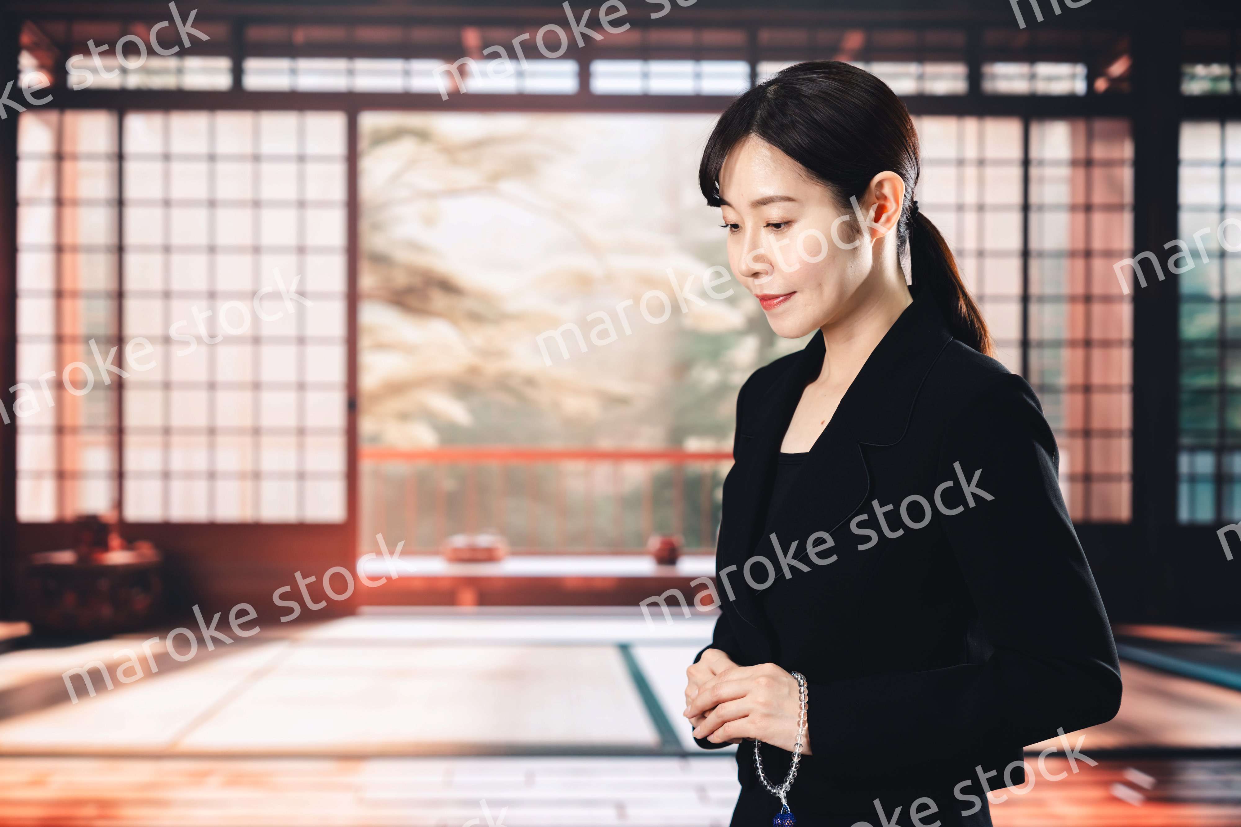 お葬式でお焼香をする女性