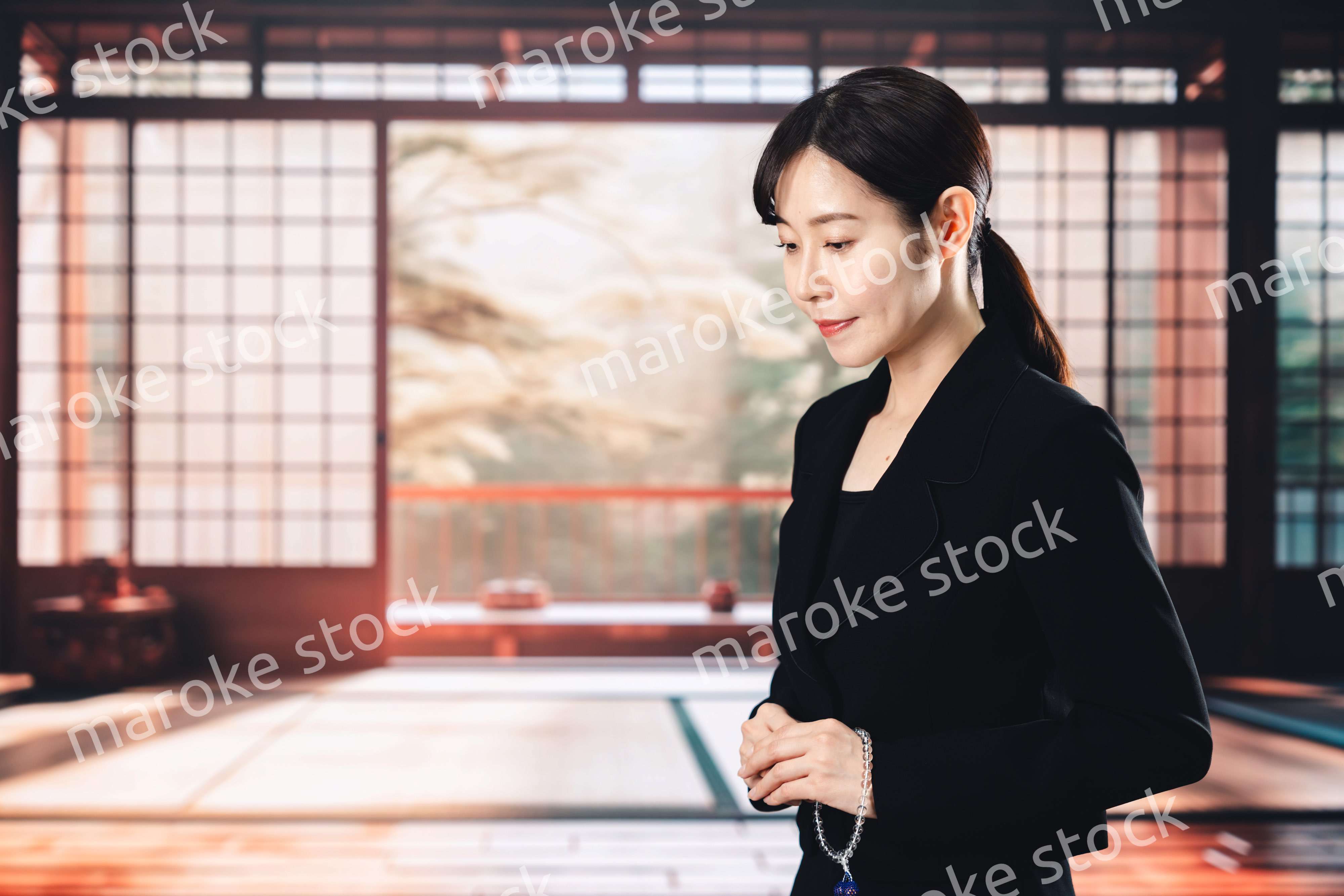 お葬式でお焼香をする女性