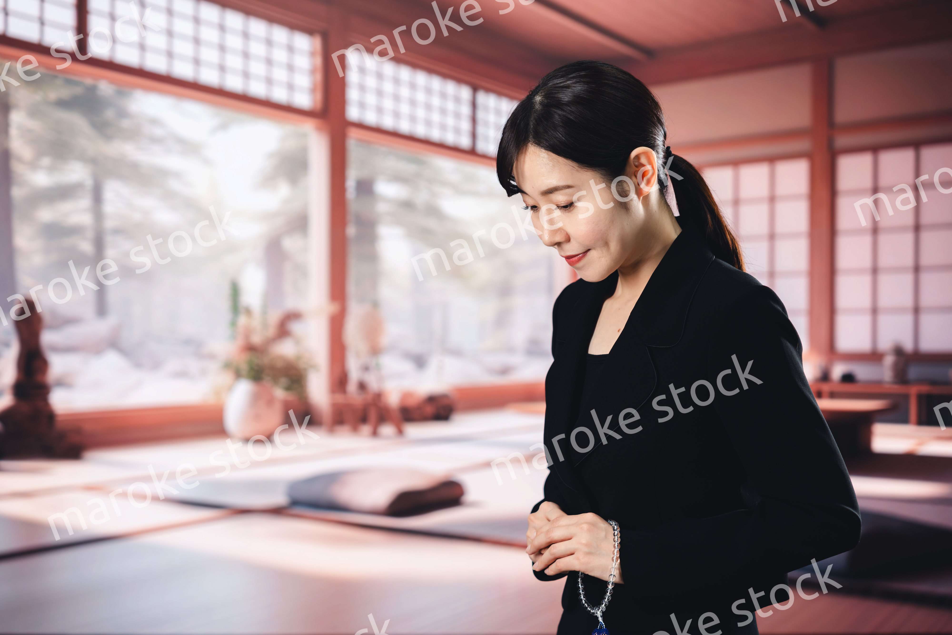 お葬式でお焼香をする女性