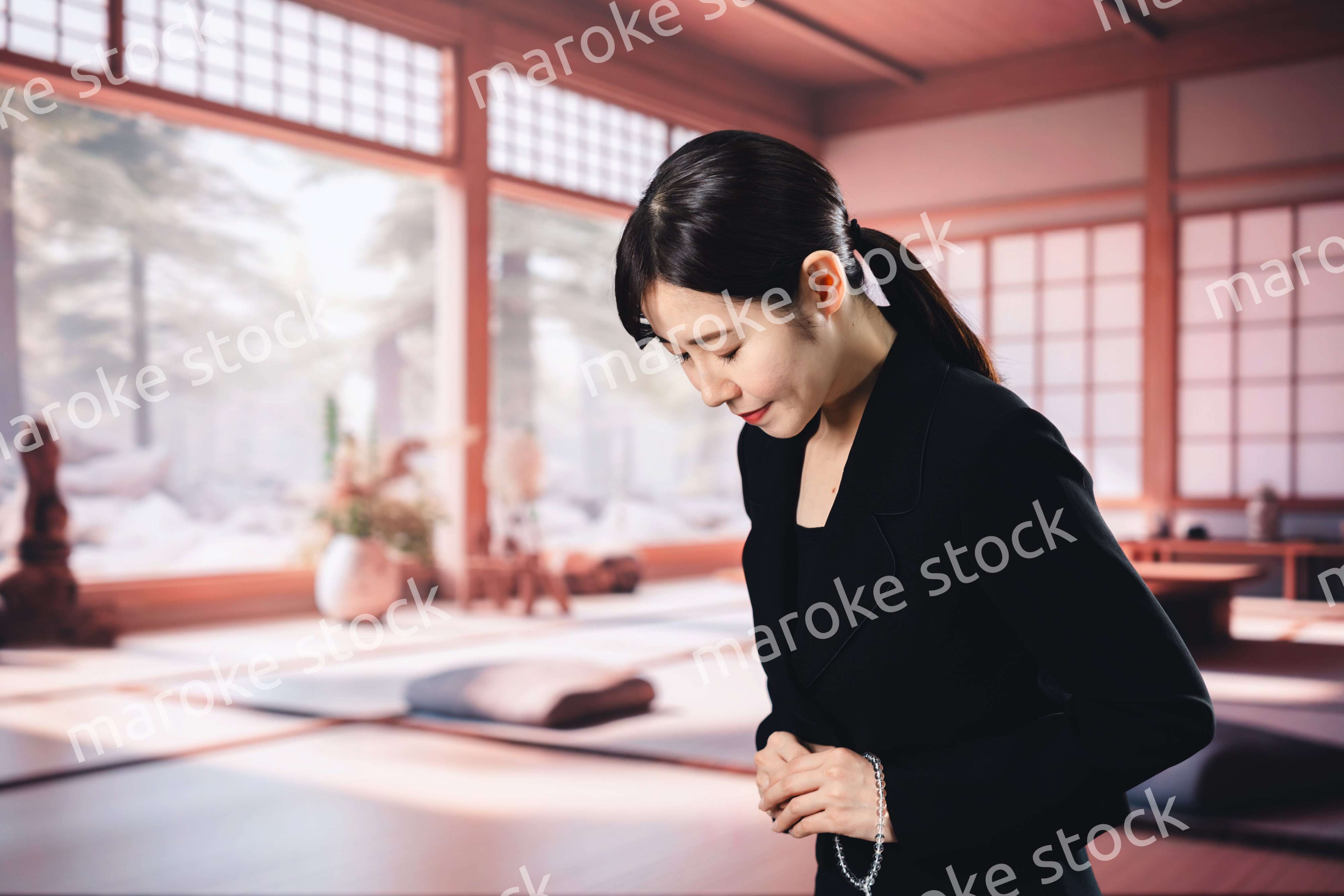 お葬式でお焼香をする女性