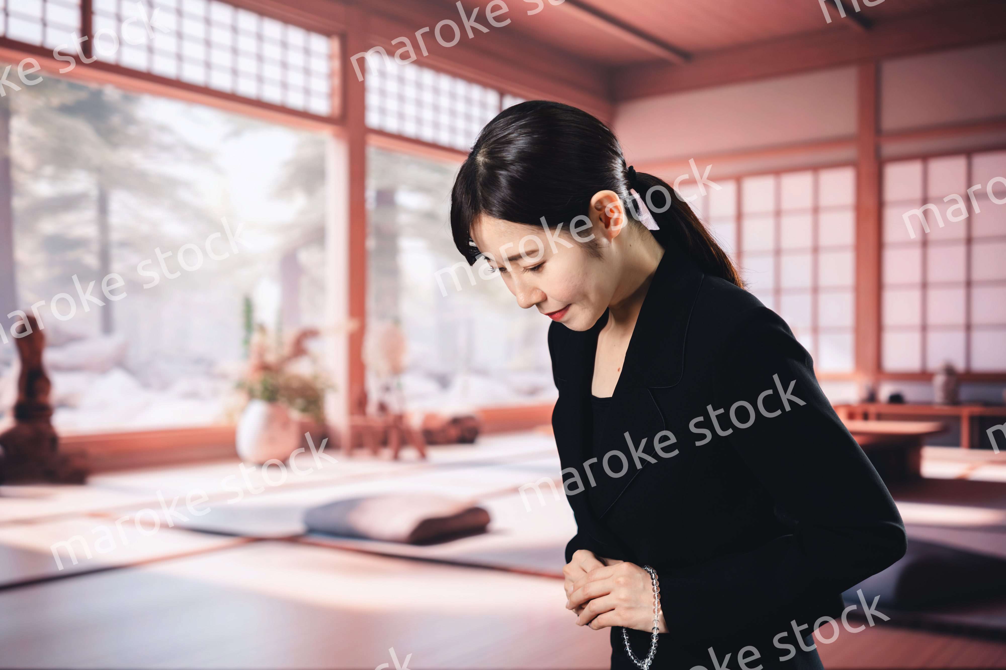 お葬式でお焼香をする女性