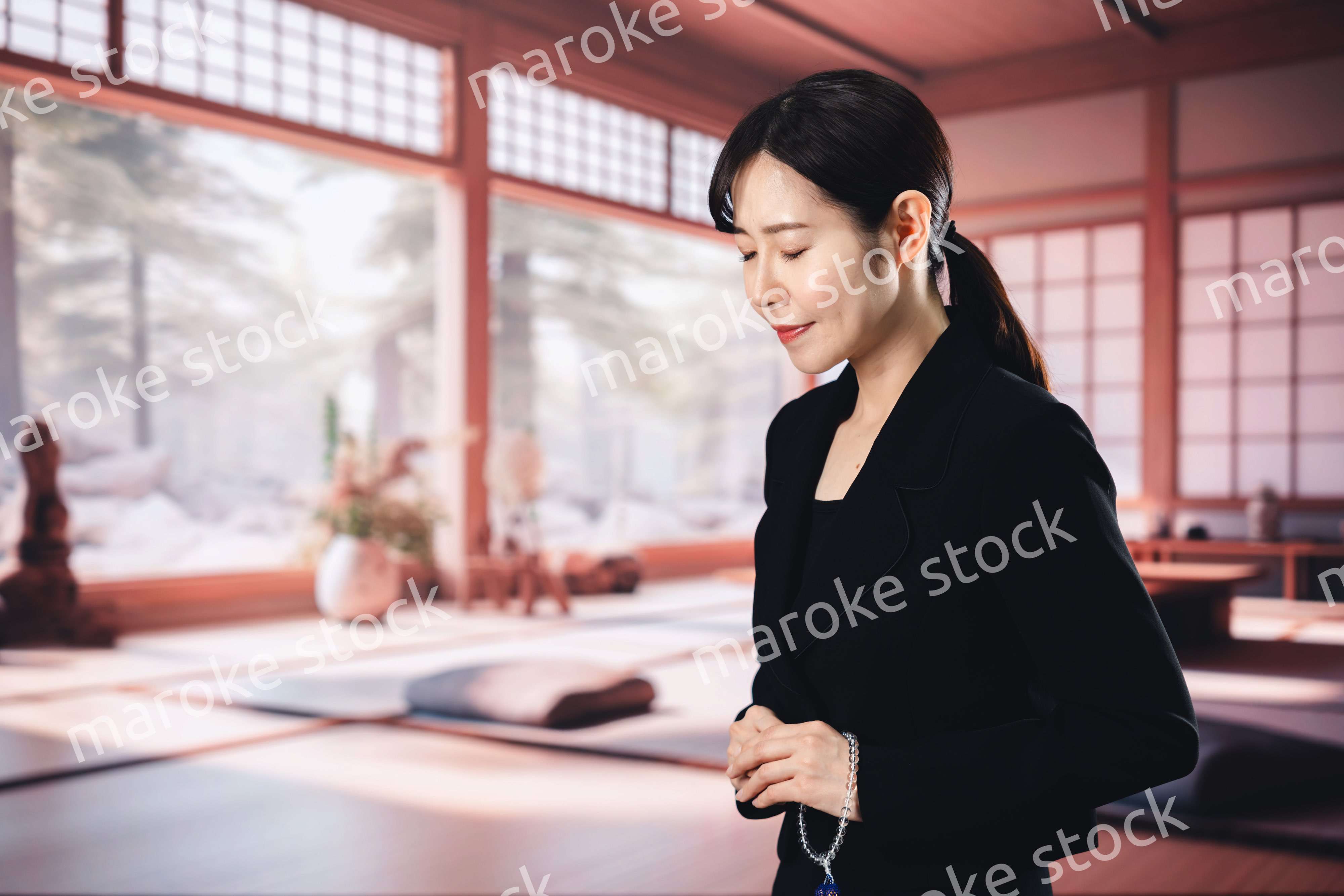 お葬式でお焼香をする女性