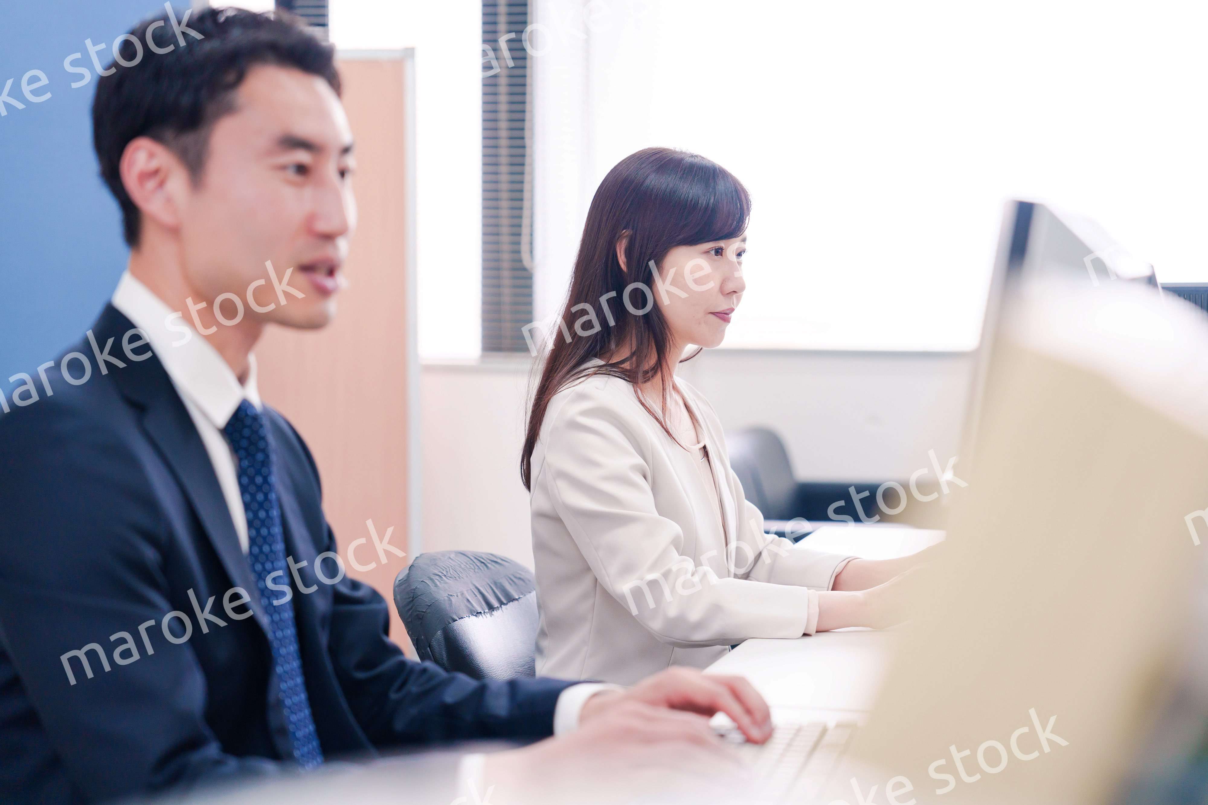 オフィスで事務作業をする女性社員