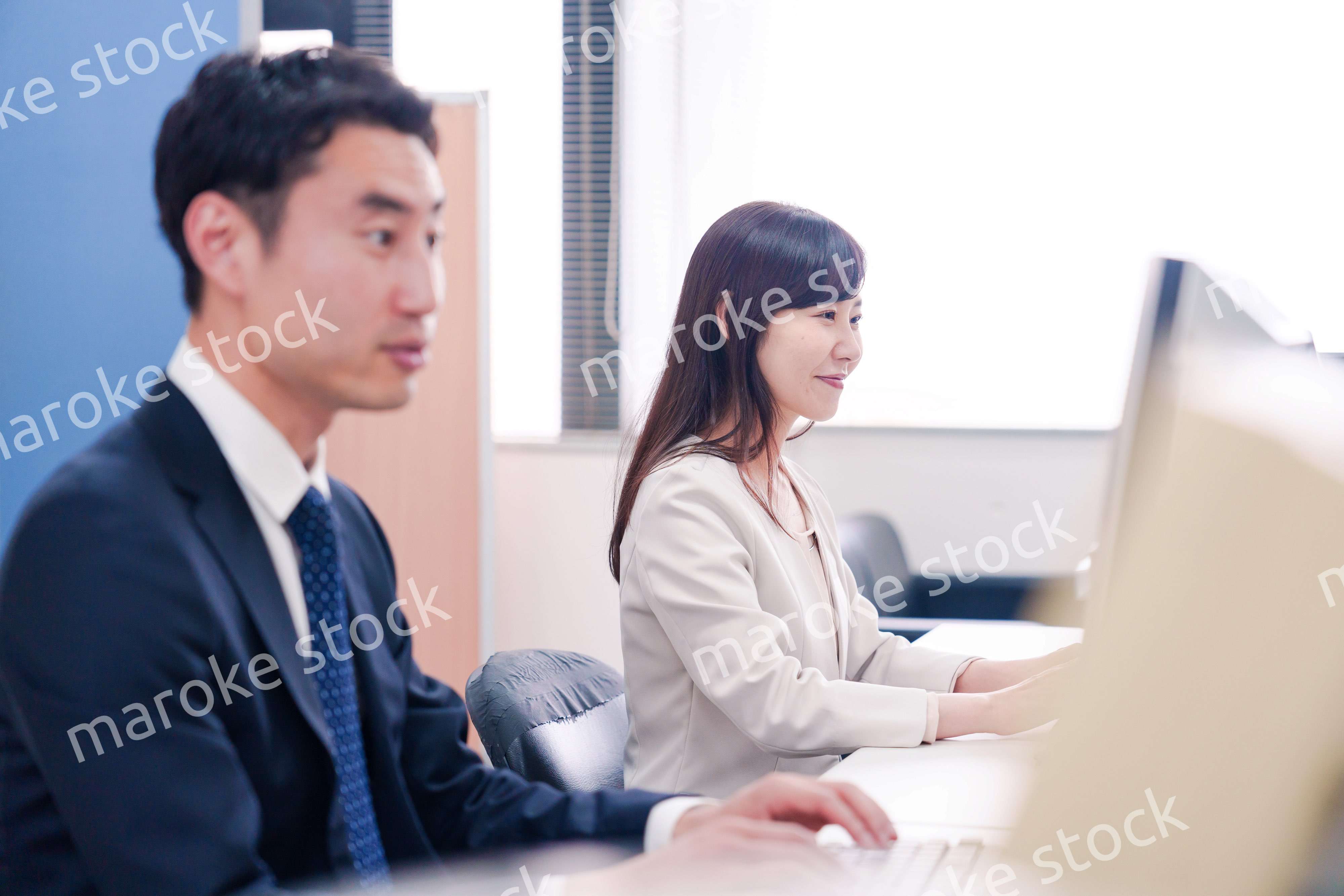 オフィスで事務作業をする女性社員