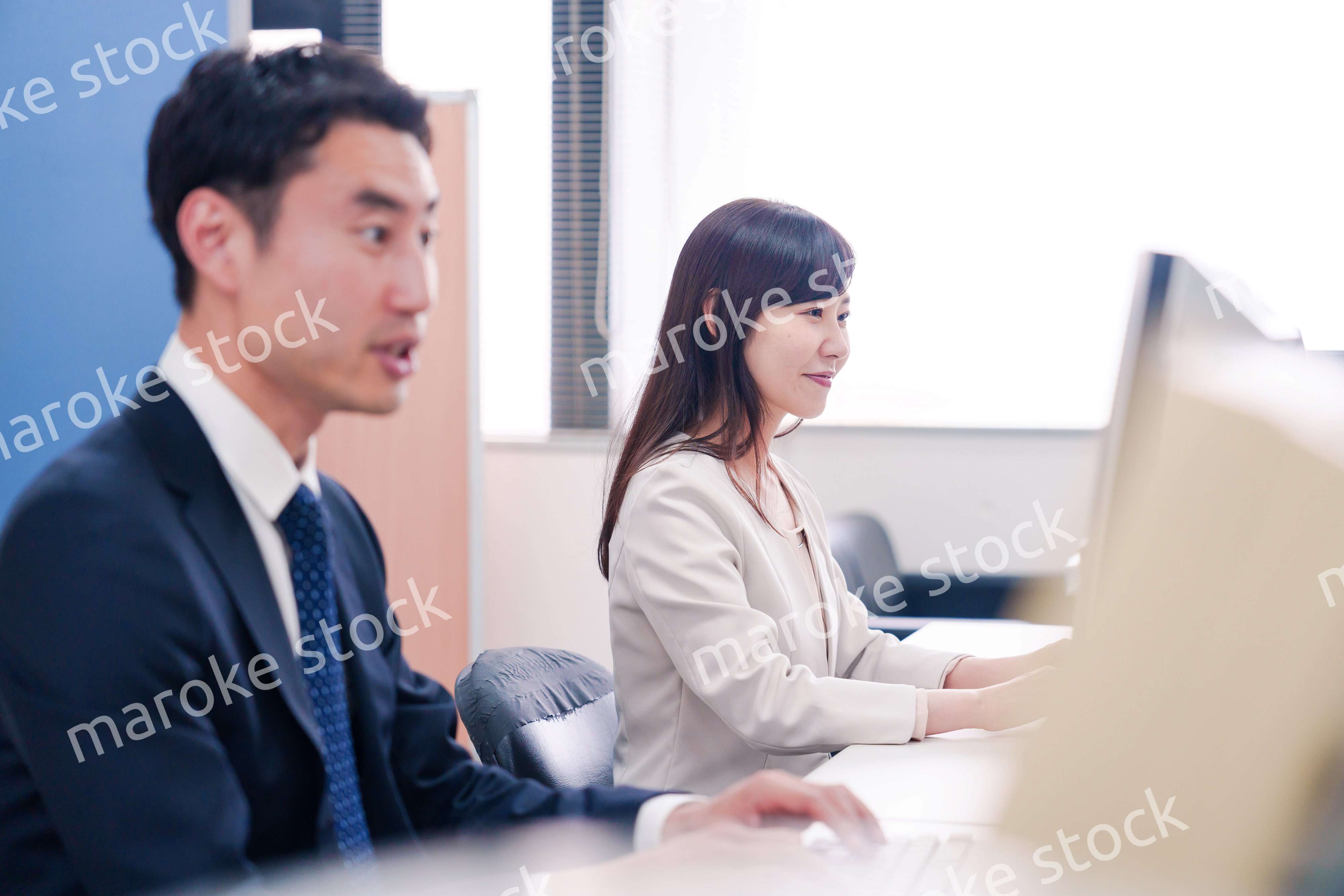 オフィスで事務作業をする女性社員