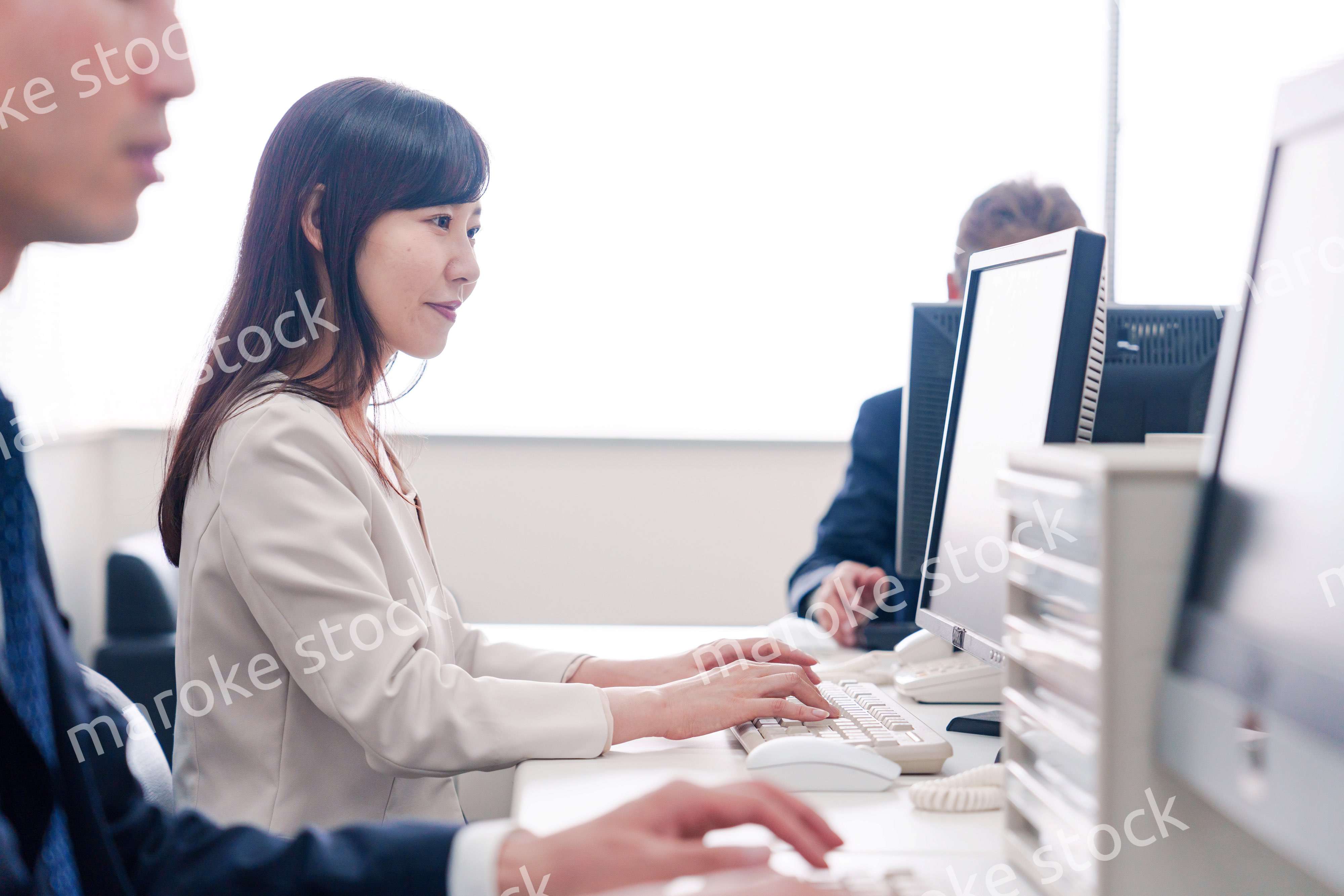 オフィスで事務作業をする女性社員