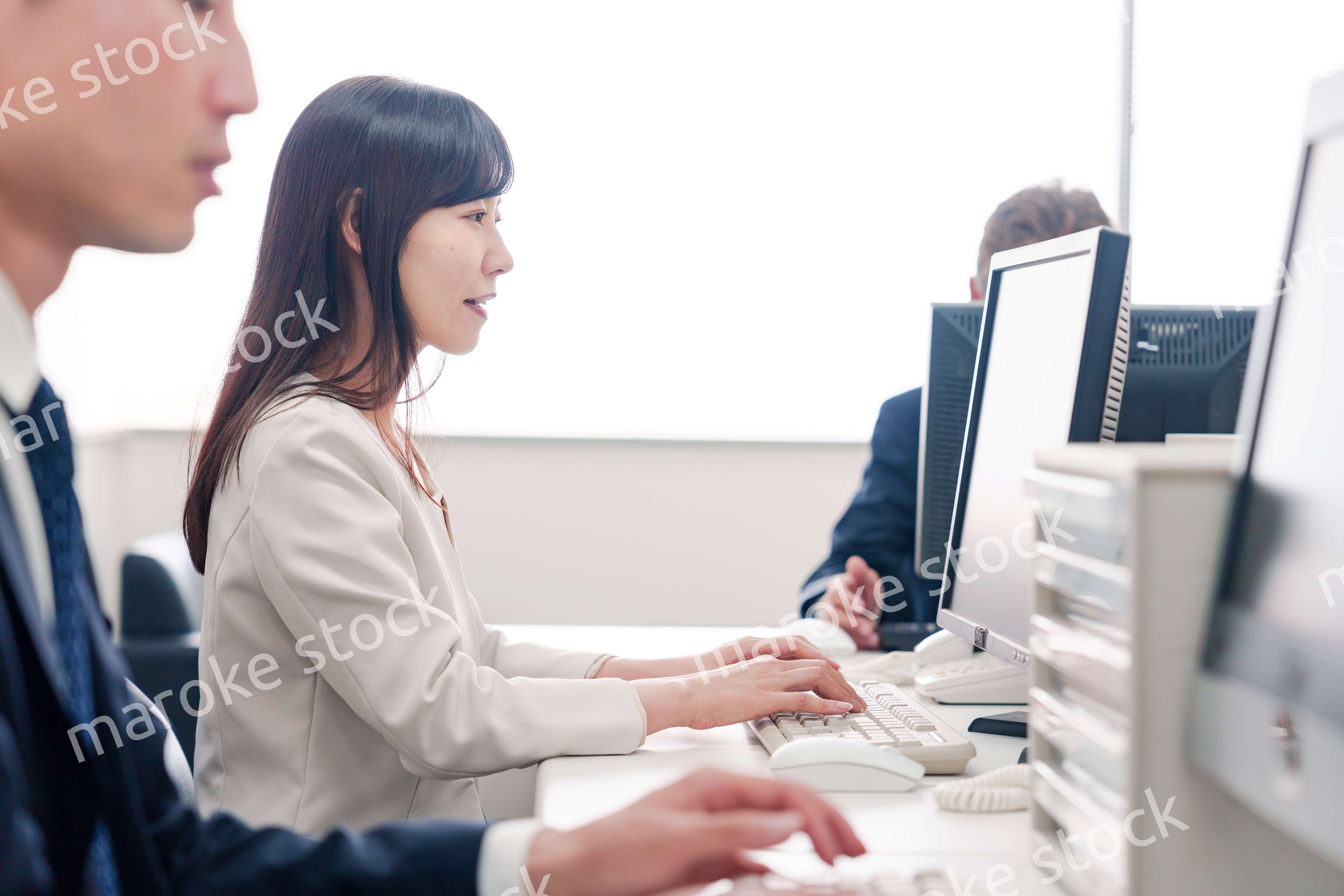 オフィスで事務作業をする女性社員