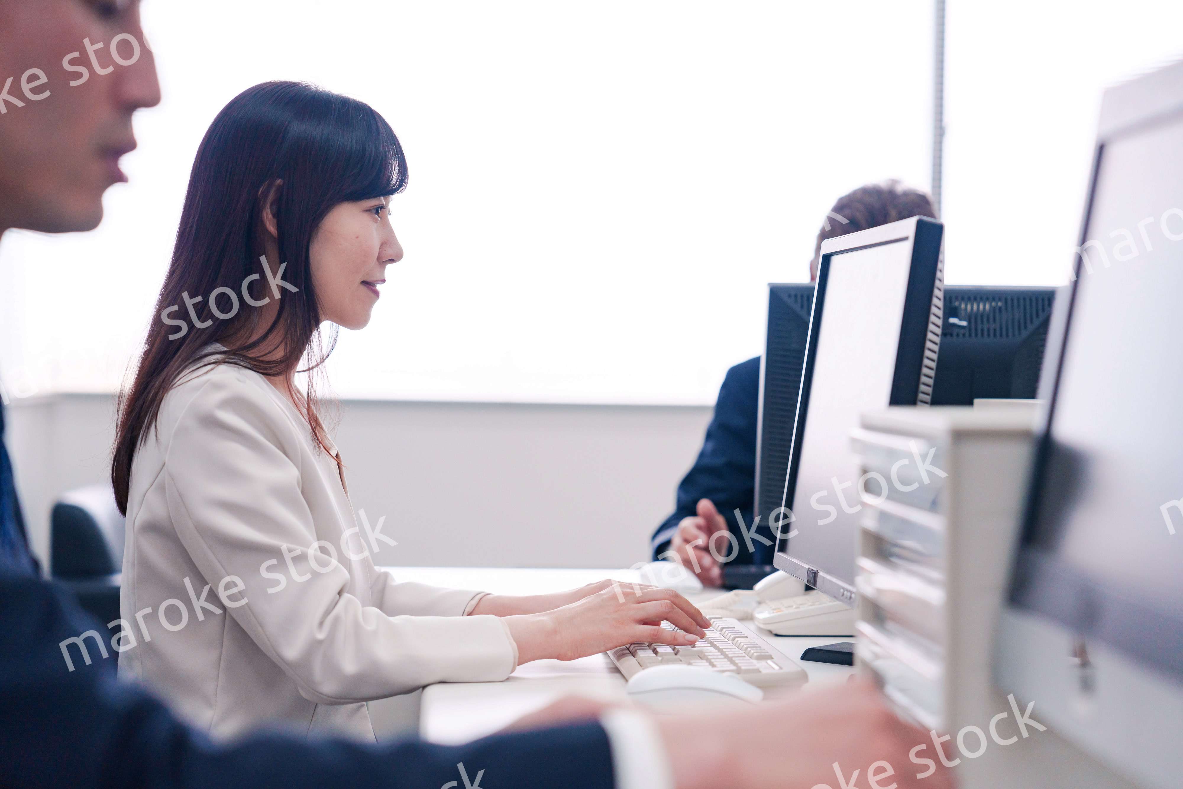 オフィスで事務作業をする女性社員