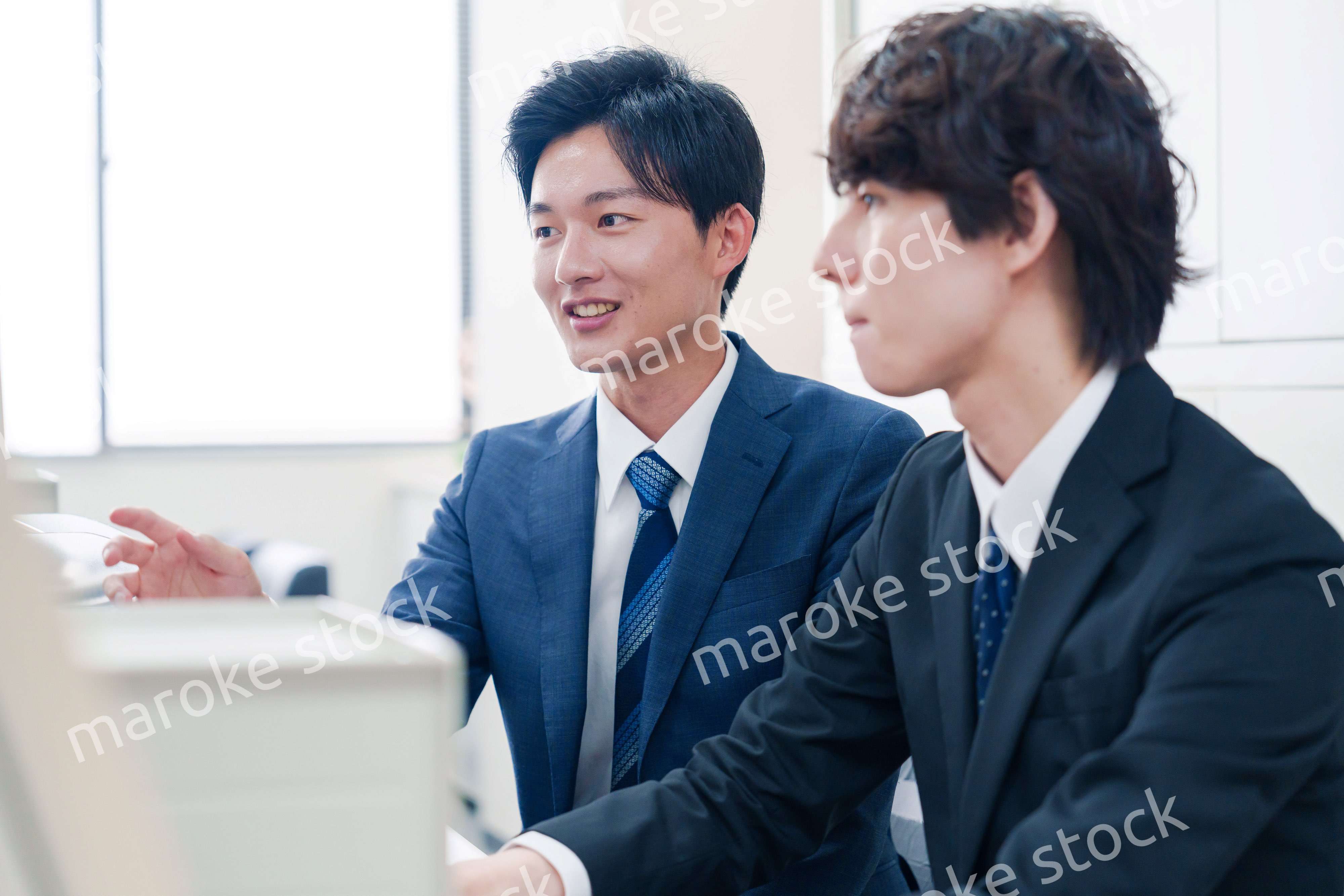 オフィスで議論をする2人の男性ビジネスマン