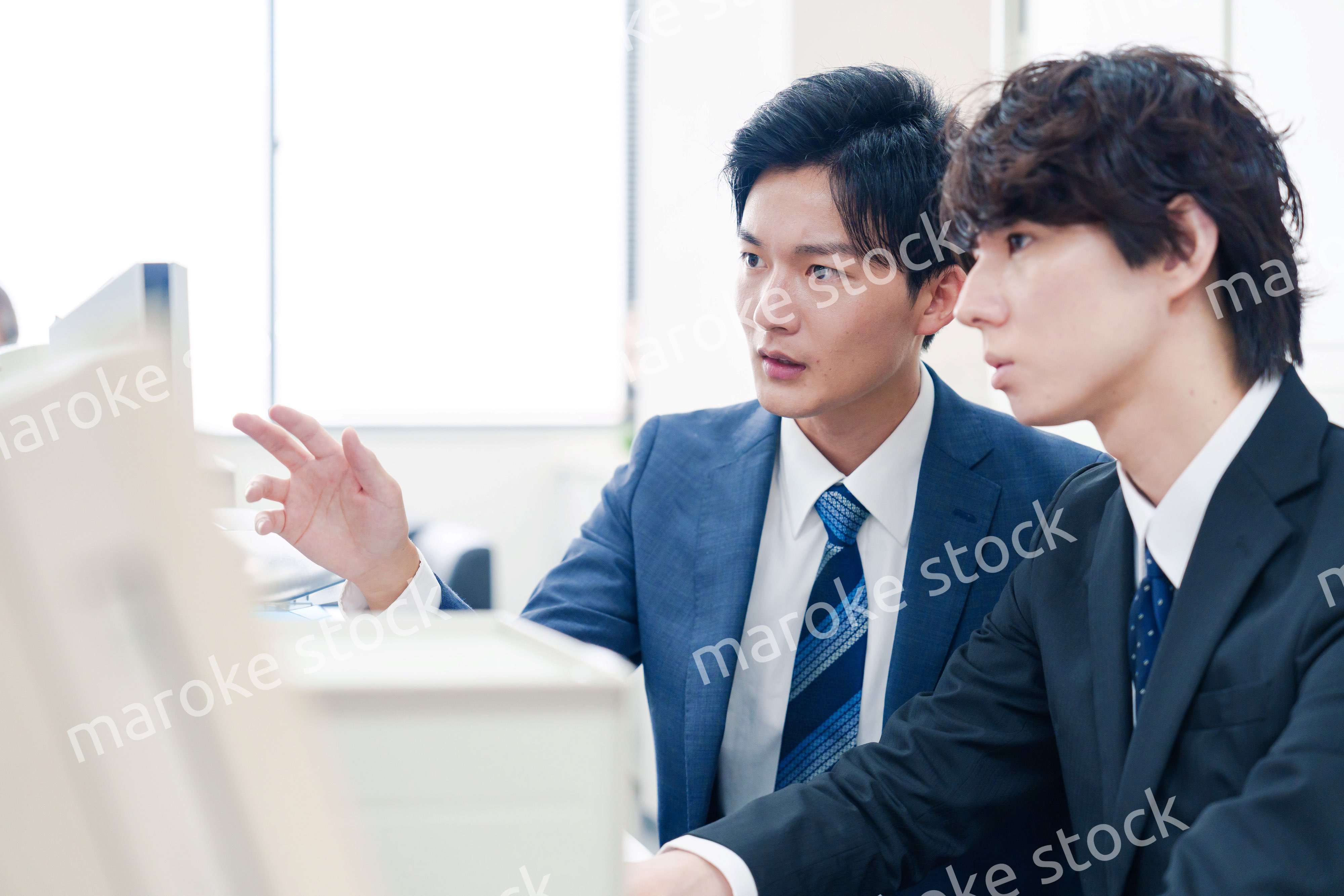 オフィスで議論をする2人の男性ビジネスマン