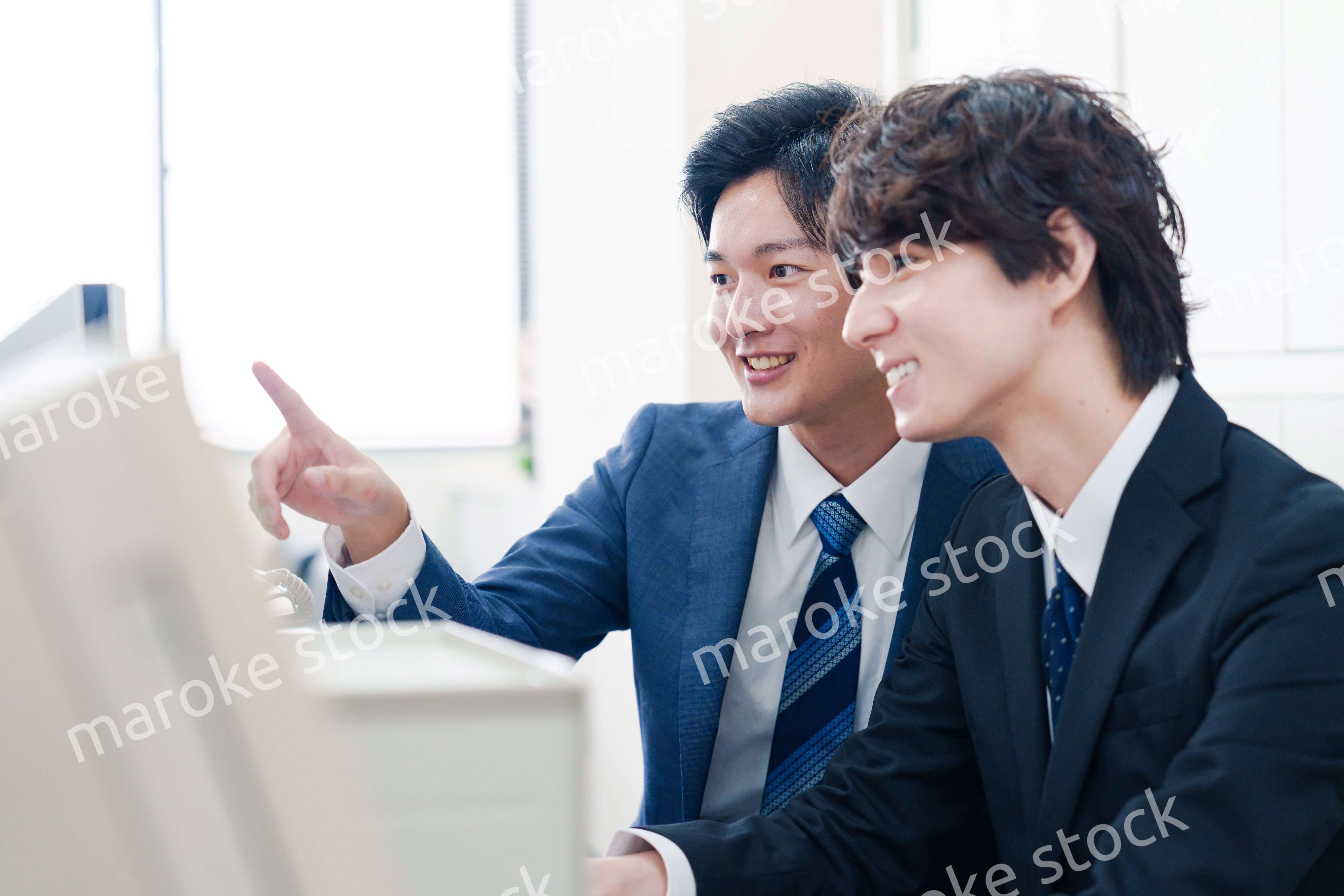 オフィスで議論をする2人の男性ビジネスマン